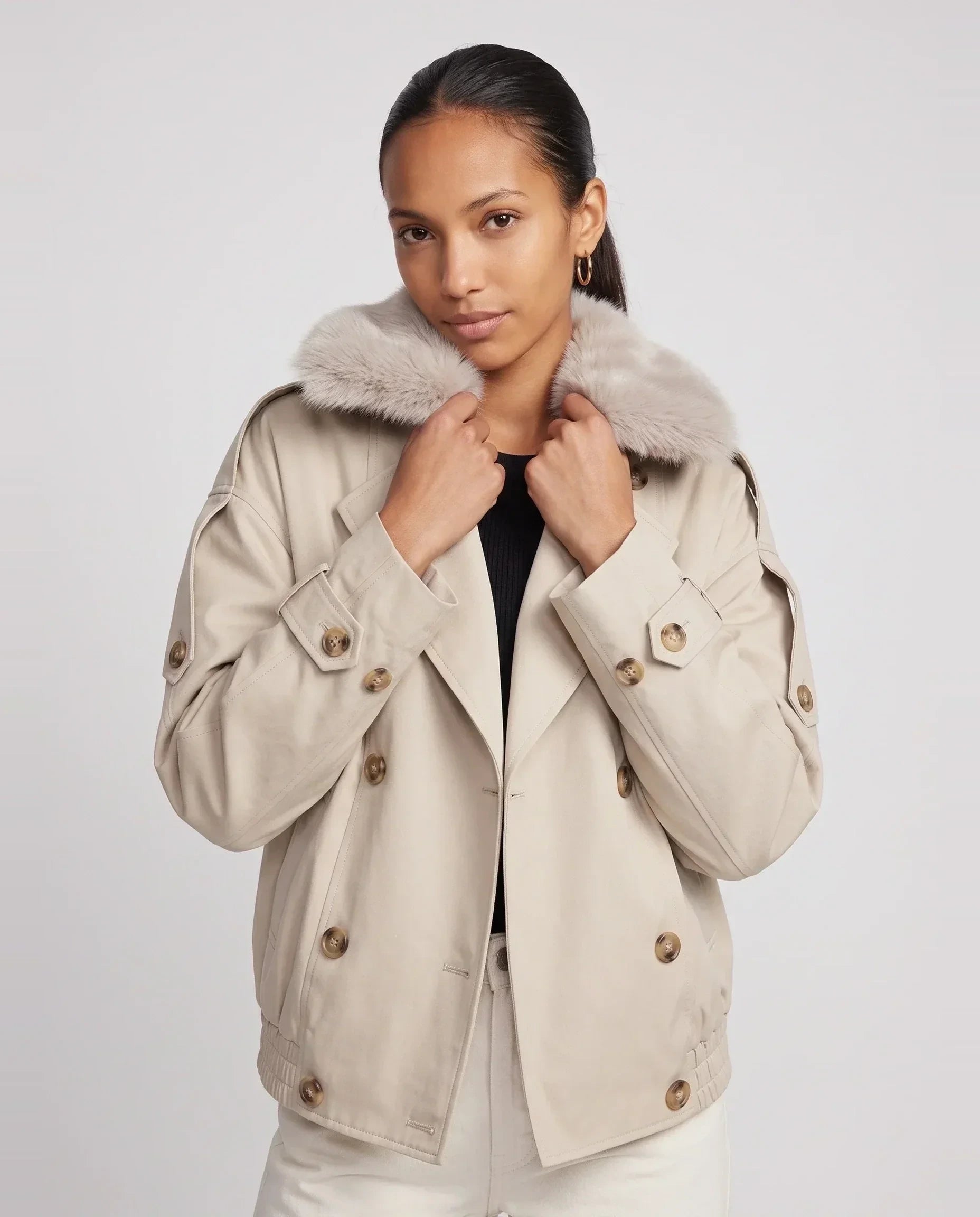Trench court beige à col fausse fourrure Vivienne, plan rapproché en studio
