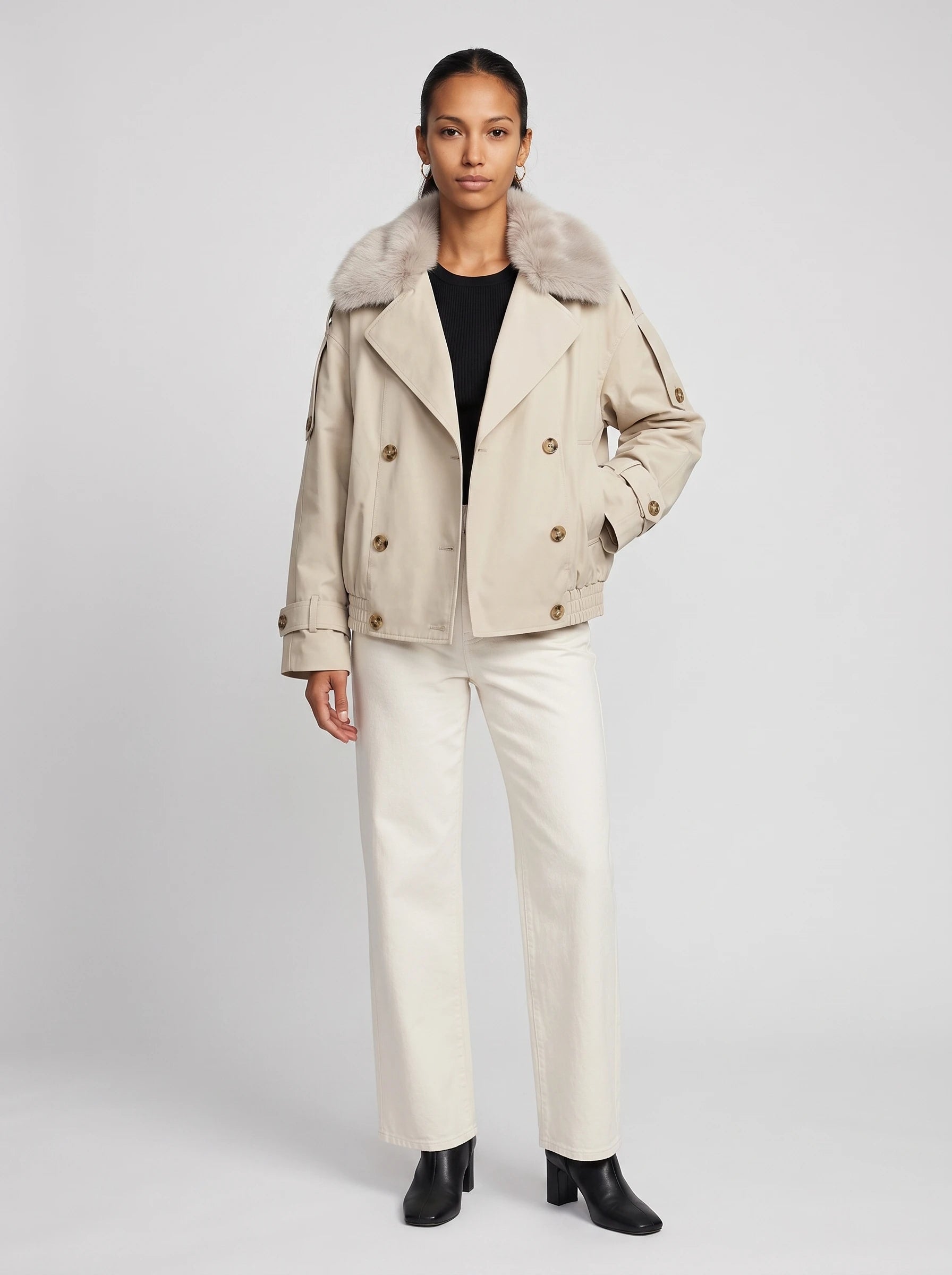 Trench court beige à col fausse fourrure Vivienne, vue de face en studio