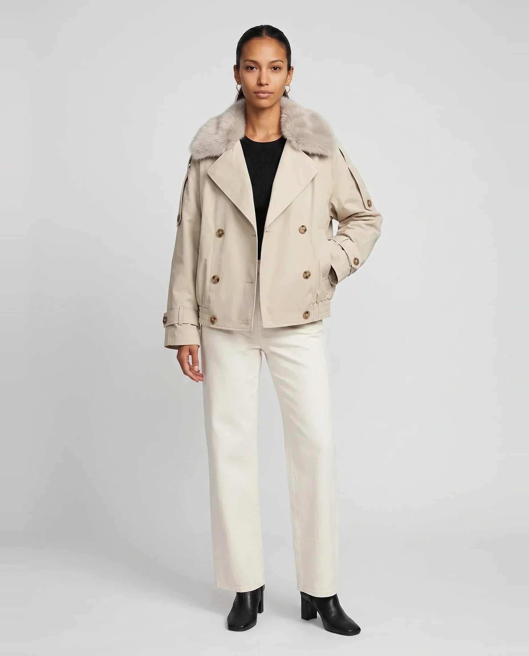 Trench court beige à col fausse fourrure Vivienne, vue de face en studio