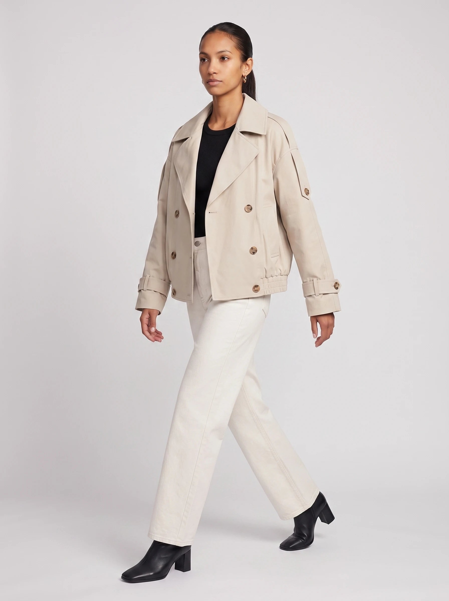Trench court beige Vivienne sans son col fourrure amovible, vue de trois quarts