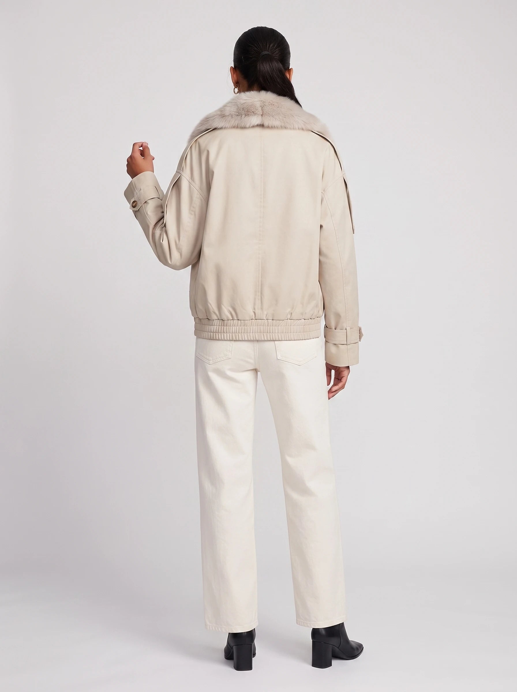 Trench court beige à col fausse fourrure Vivienne, vue de dos en studio