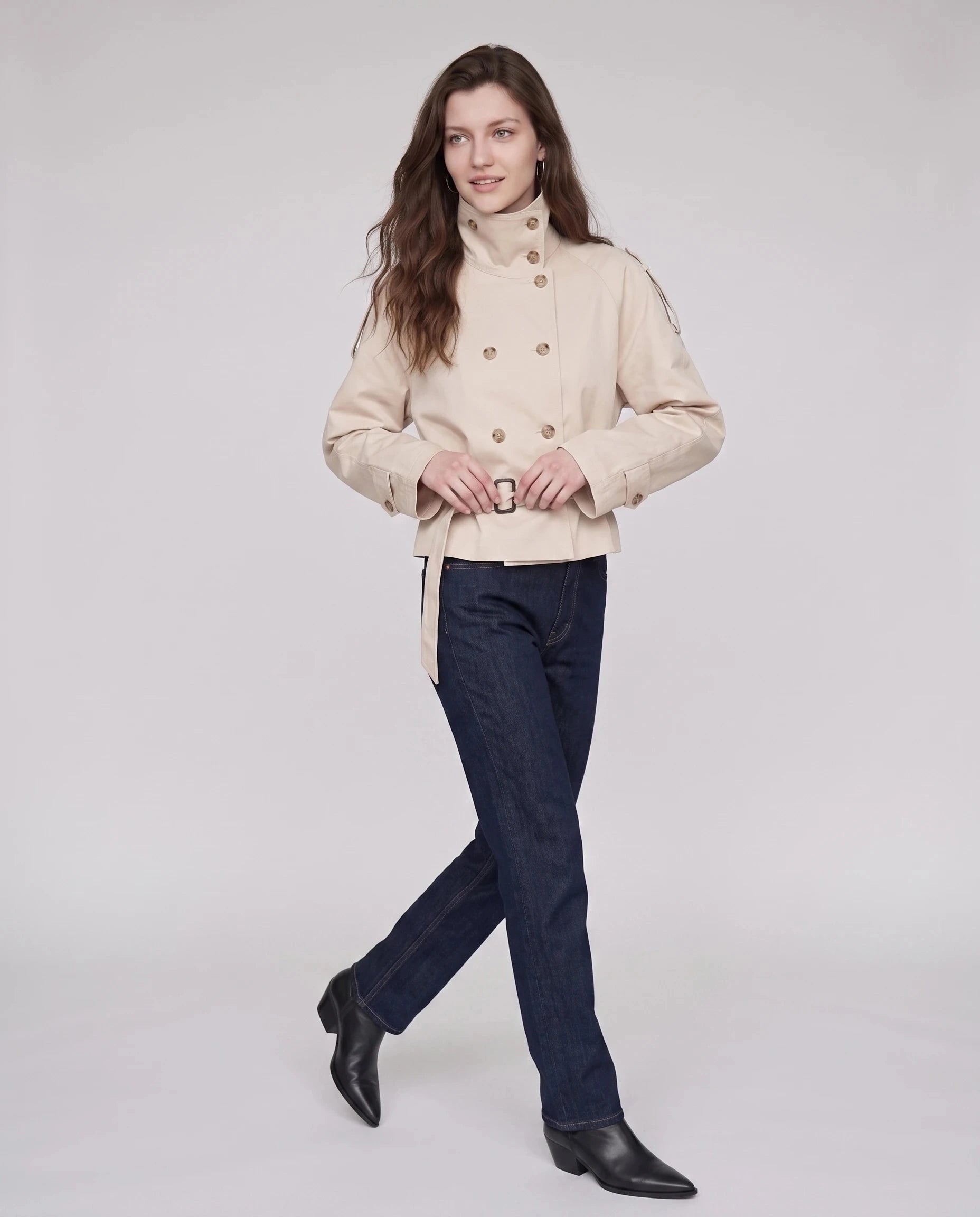 Trench court à col haut beige Louison, silhouette en marche en studio
