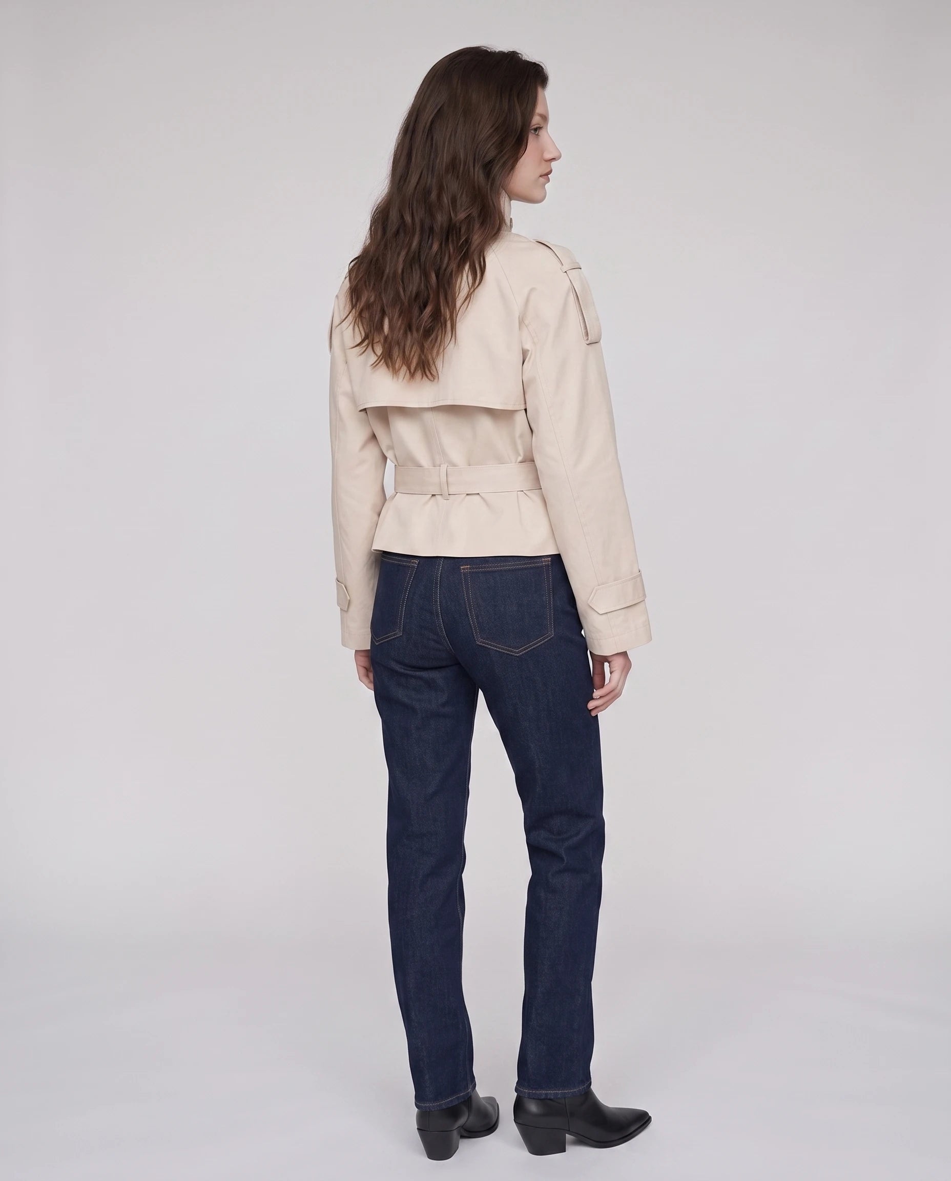 Trench court à col haut beige Louison, vue de dos en studio