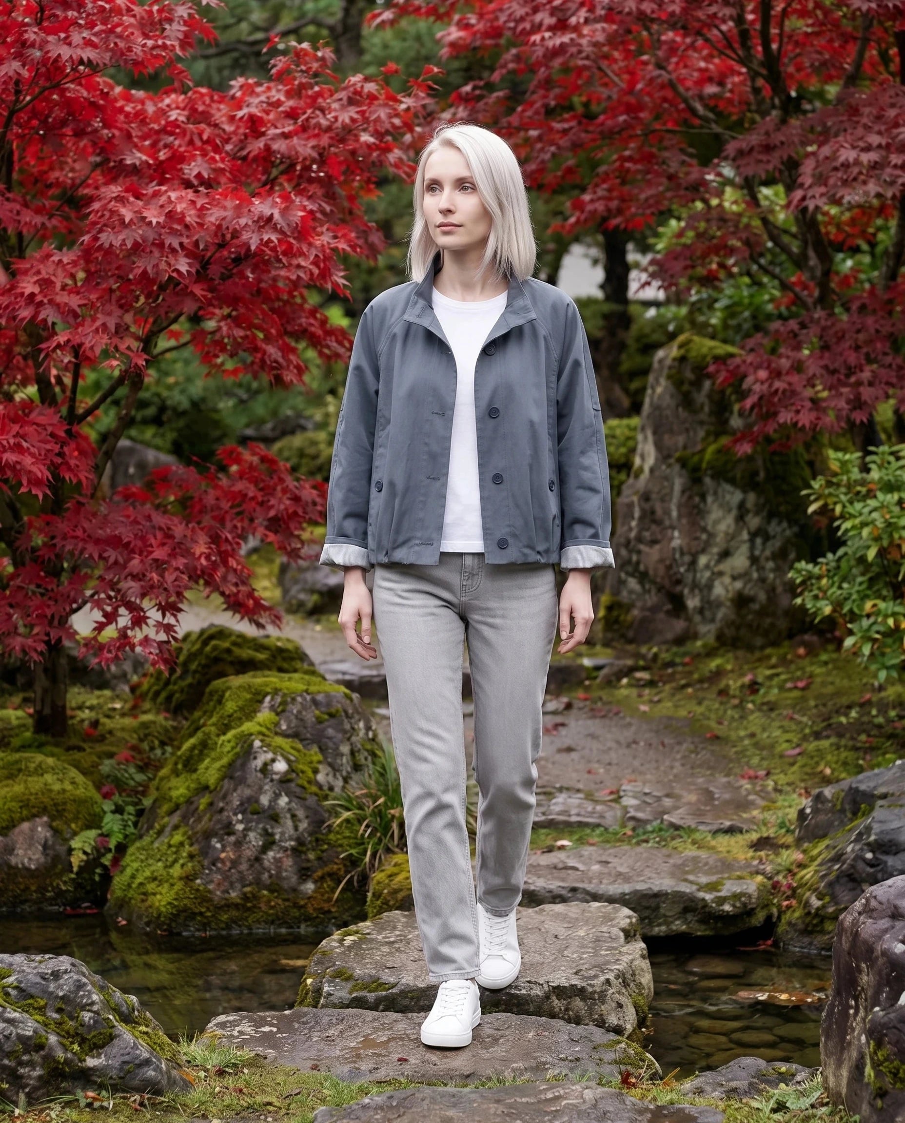Trench court gris ardoise Raymonde, porté dans un jardin japonais aux érables rouges