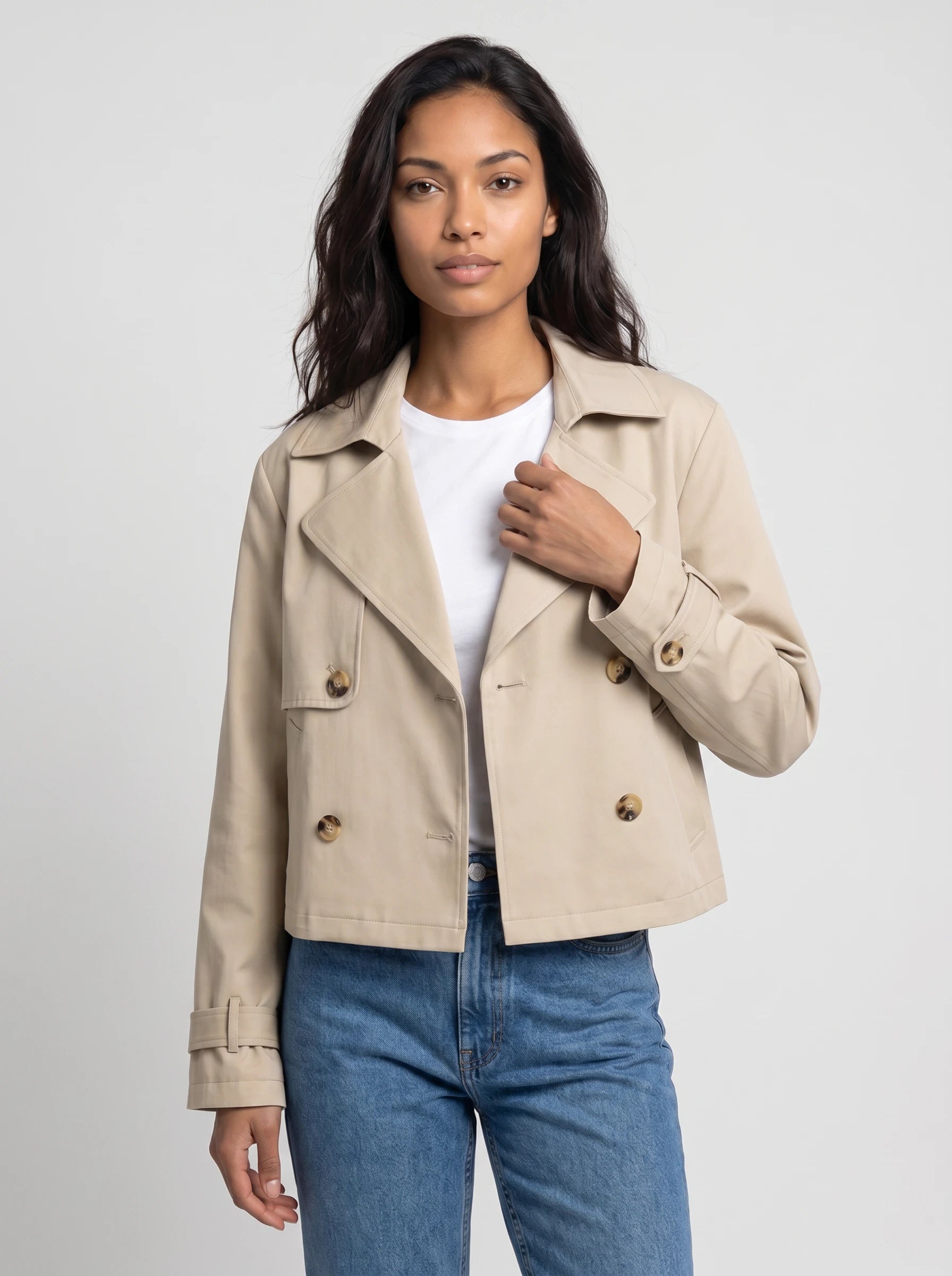 Trench court croisé beige Fernande, plan rapproché en studio