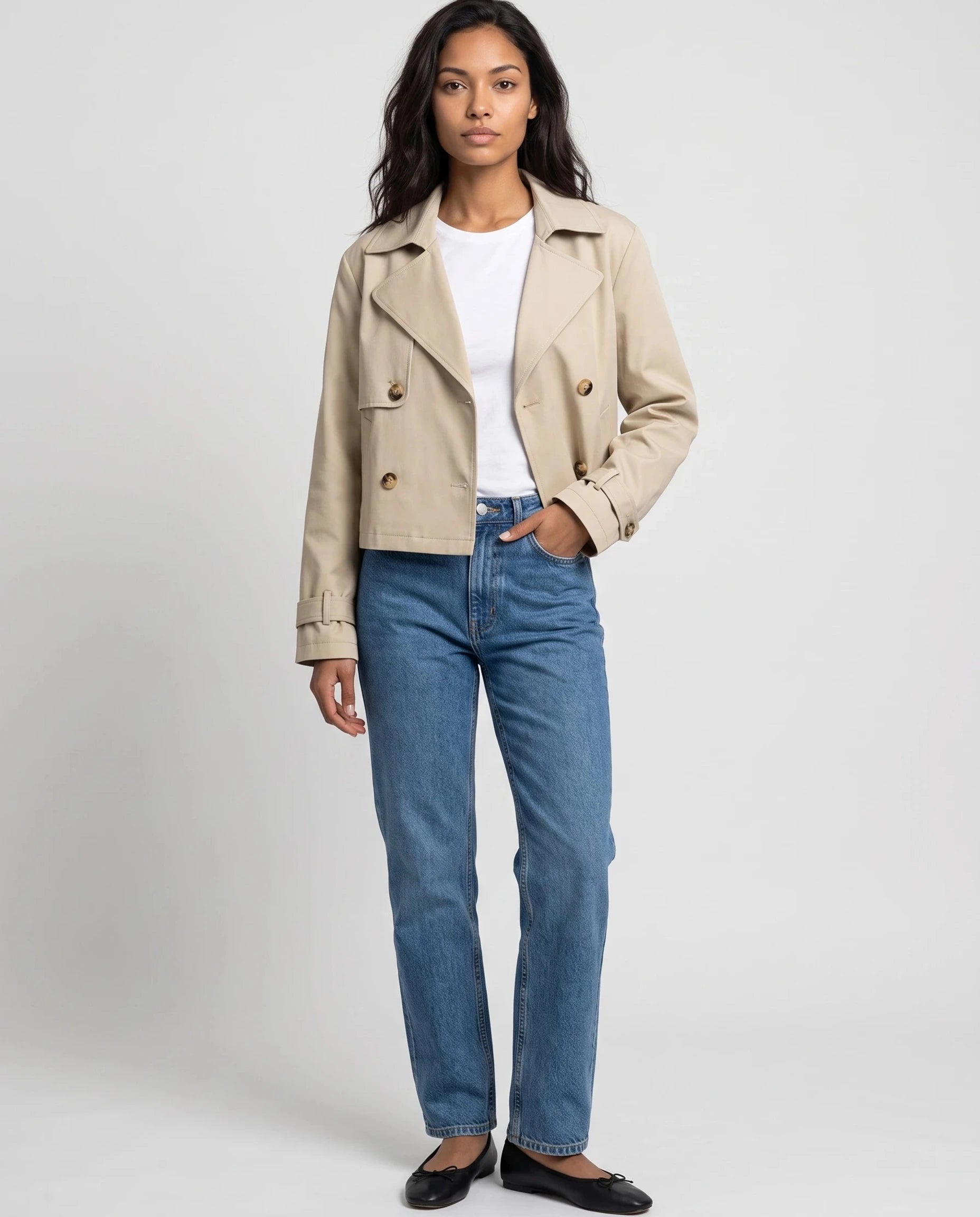 Trench court croisé beige Fernande, vue de face en studio