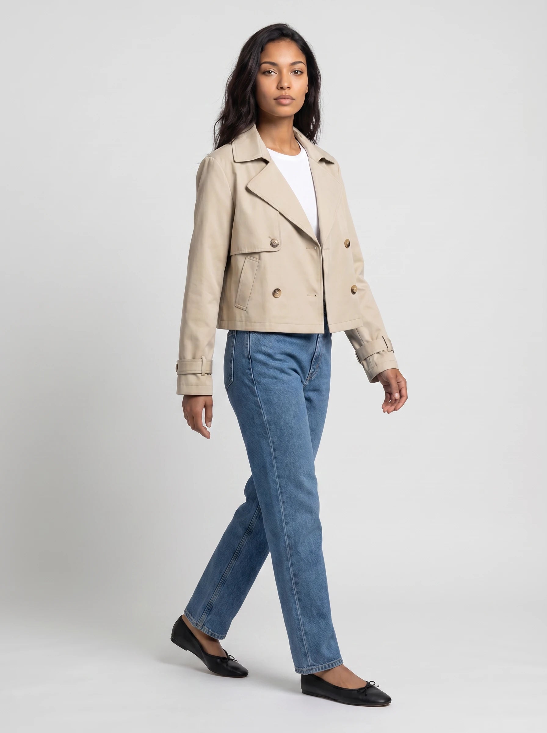 Trench court croisé beige Fernande, vue de trois quarts en studio