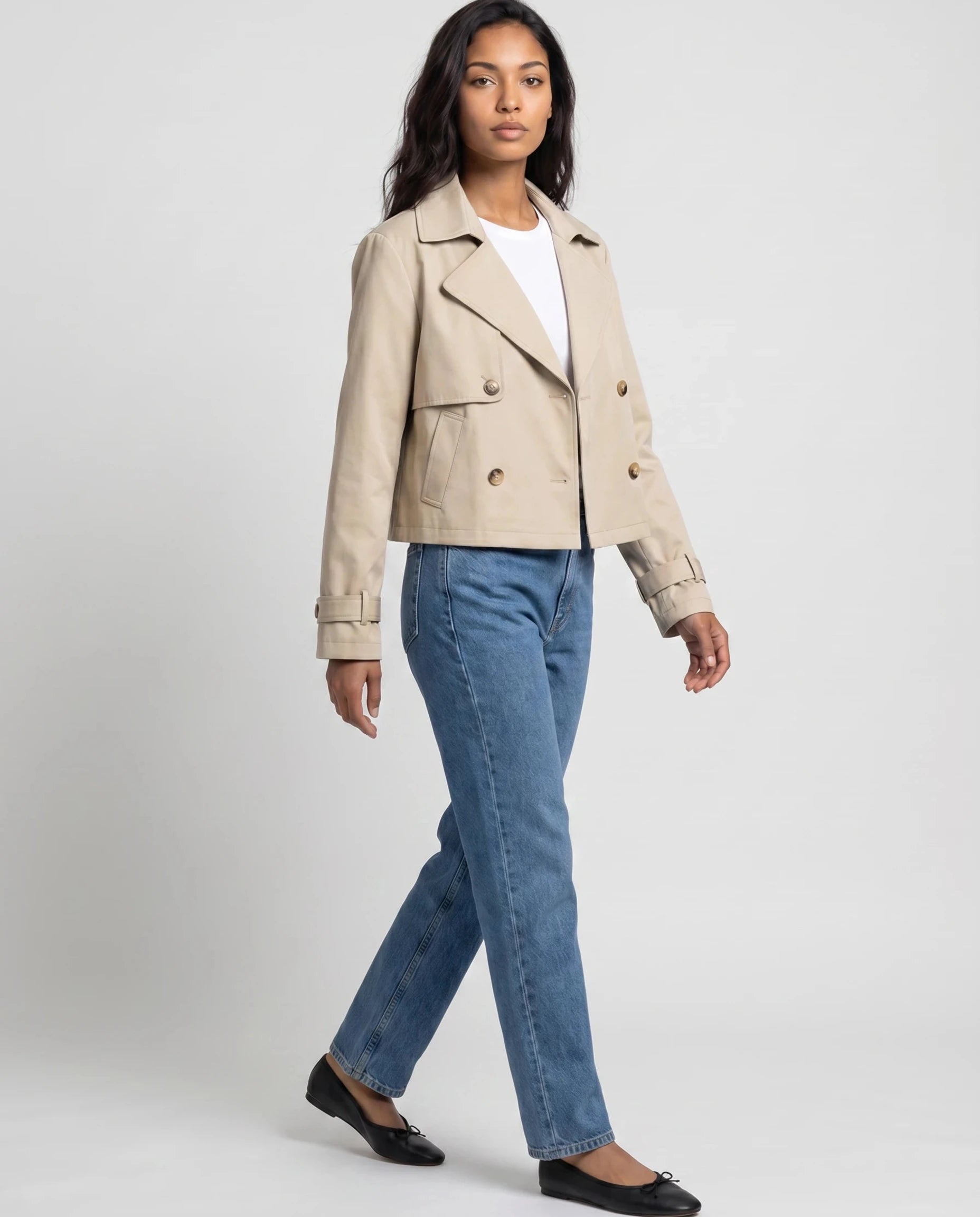 Trench court croisé beige Fernande, vue de trois quarts en studio