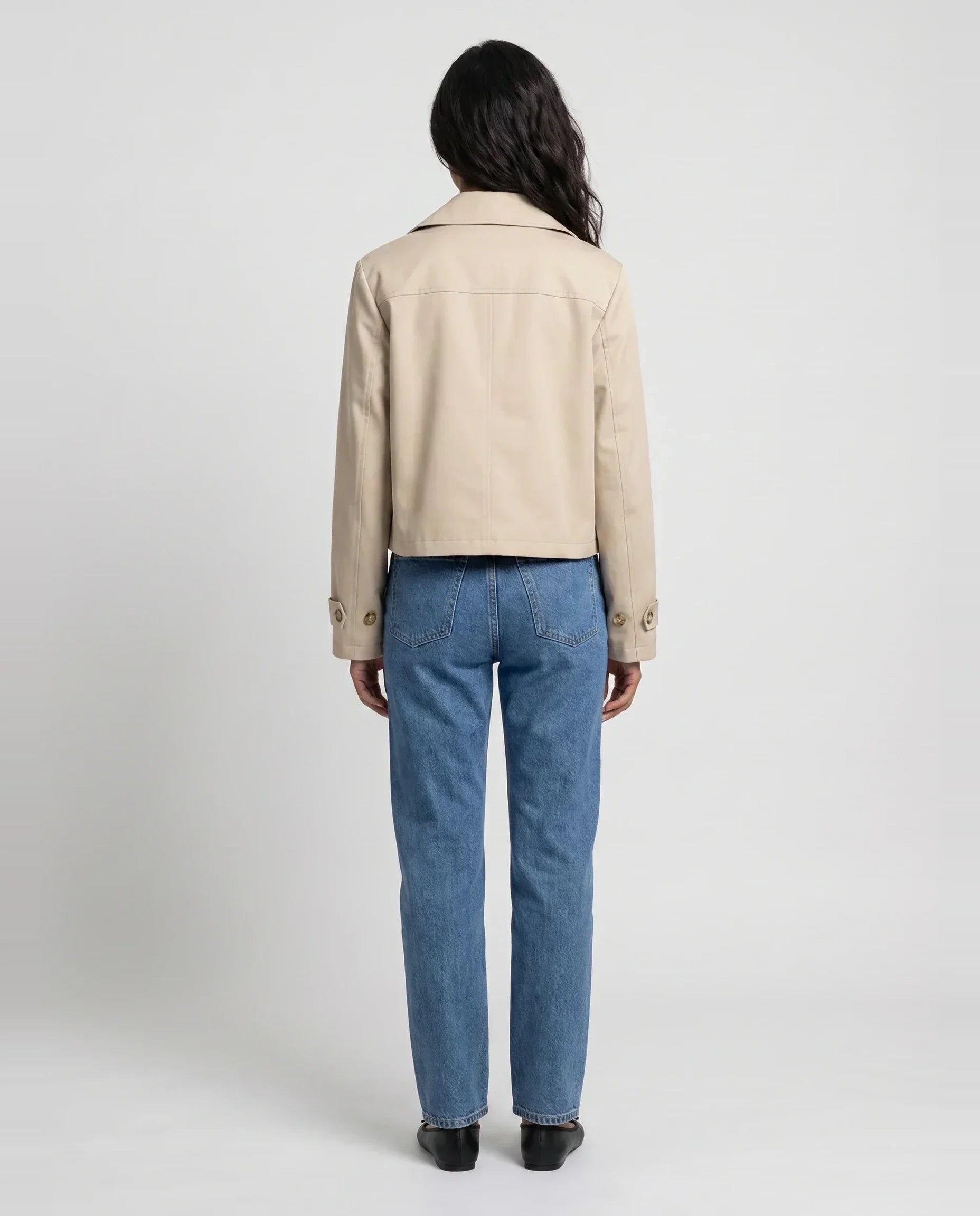 Trench court croisé beige Fernande, vue de dos en studio
