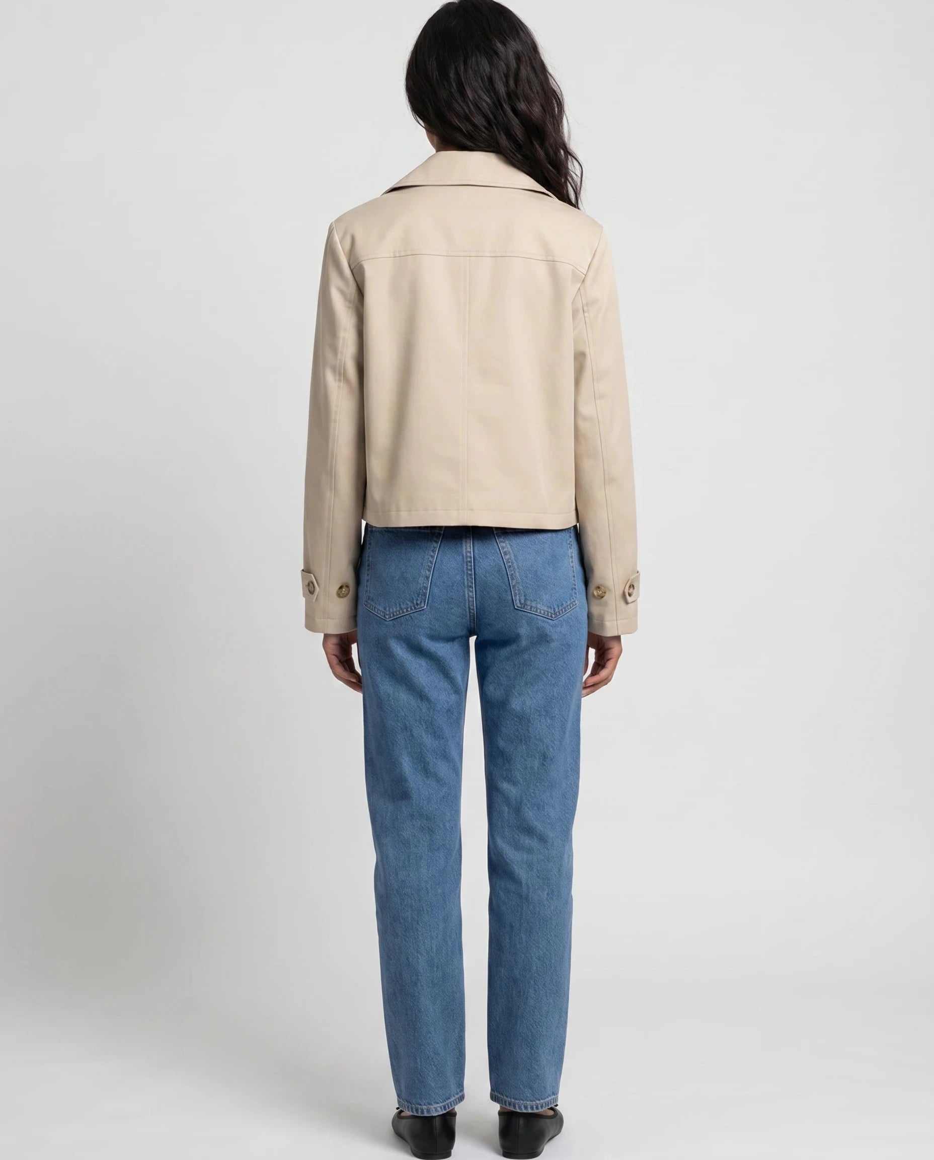 Trench court croisé beige Fernande, vue de dos en studio