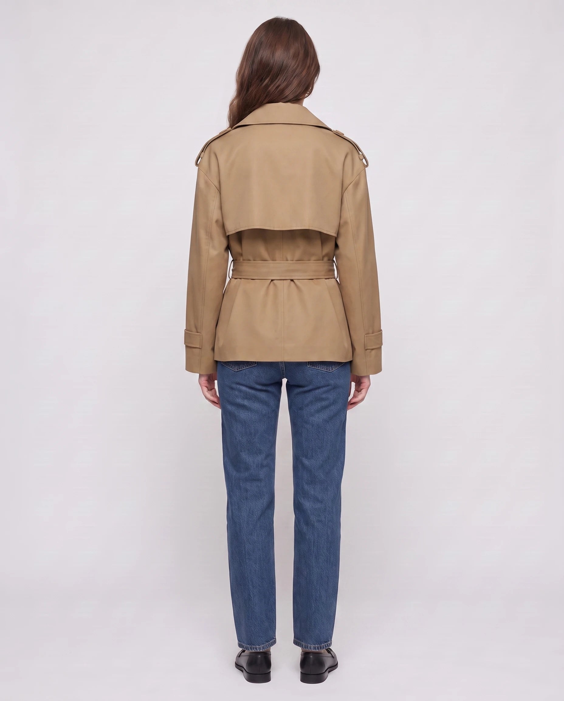 Trench court ceinturé Jehanne — vue de dos, empiècement et ceinture — coloris Kaki