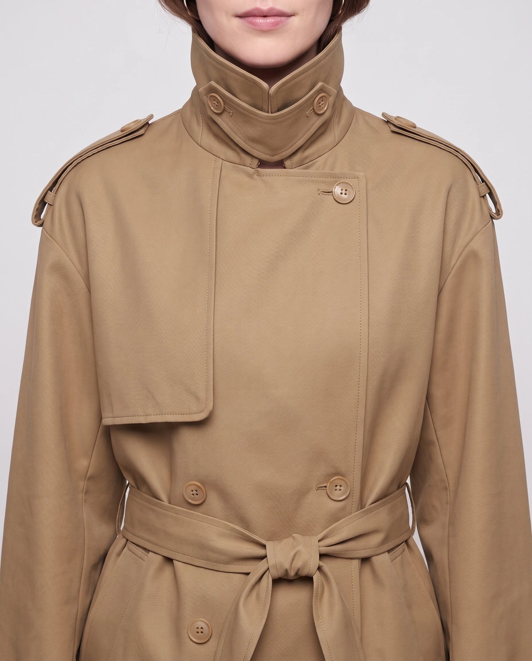 Trench court ceinturé Jehanne — détail des revers et de la ceinture nouée — coloris Kaki