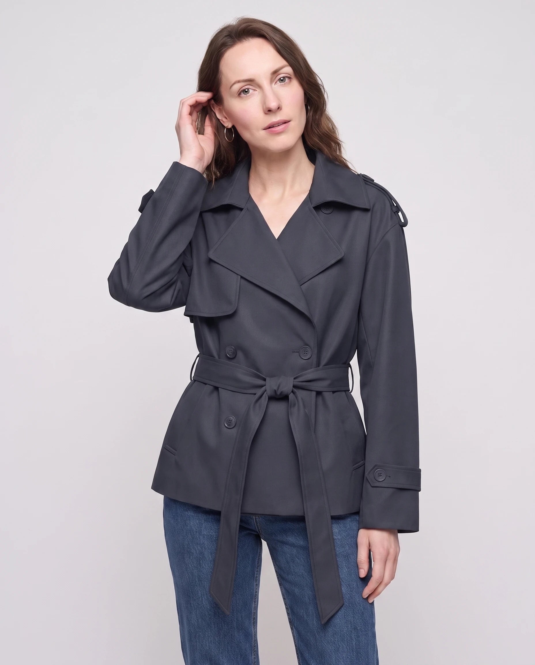 Trench court ceinturé bleu marine Jehanne, plan rapproché buste en studio