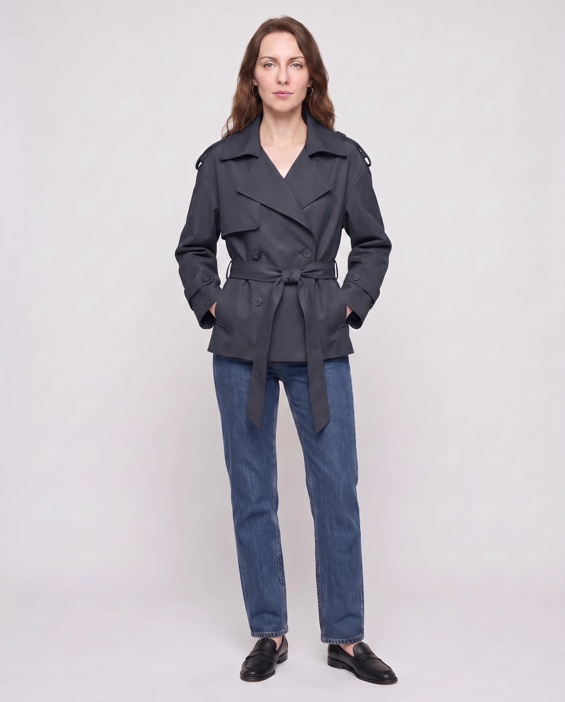 Trench court ceinturé Jehanne — vue de face en studio — coloris Bleu Marine