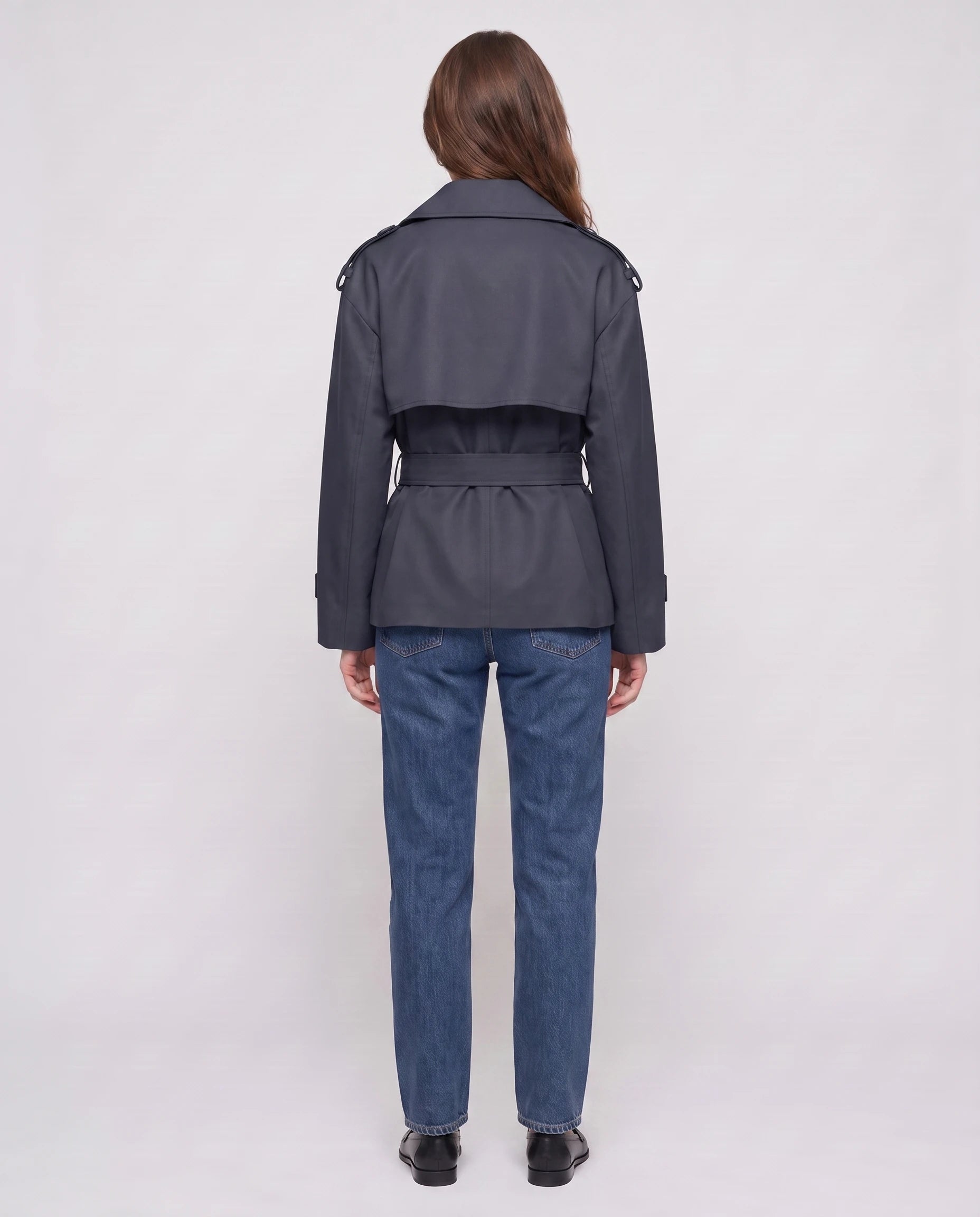 Trench court ceinturé Jehanne — vue de dos, empiècement et ceinture — coloris Bleu Marine