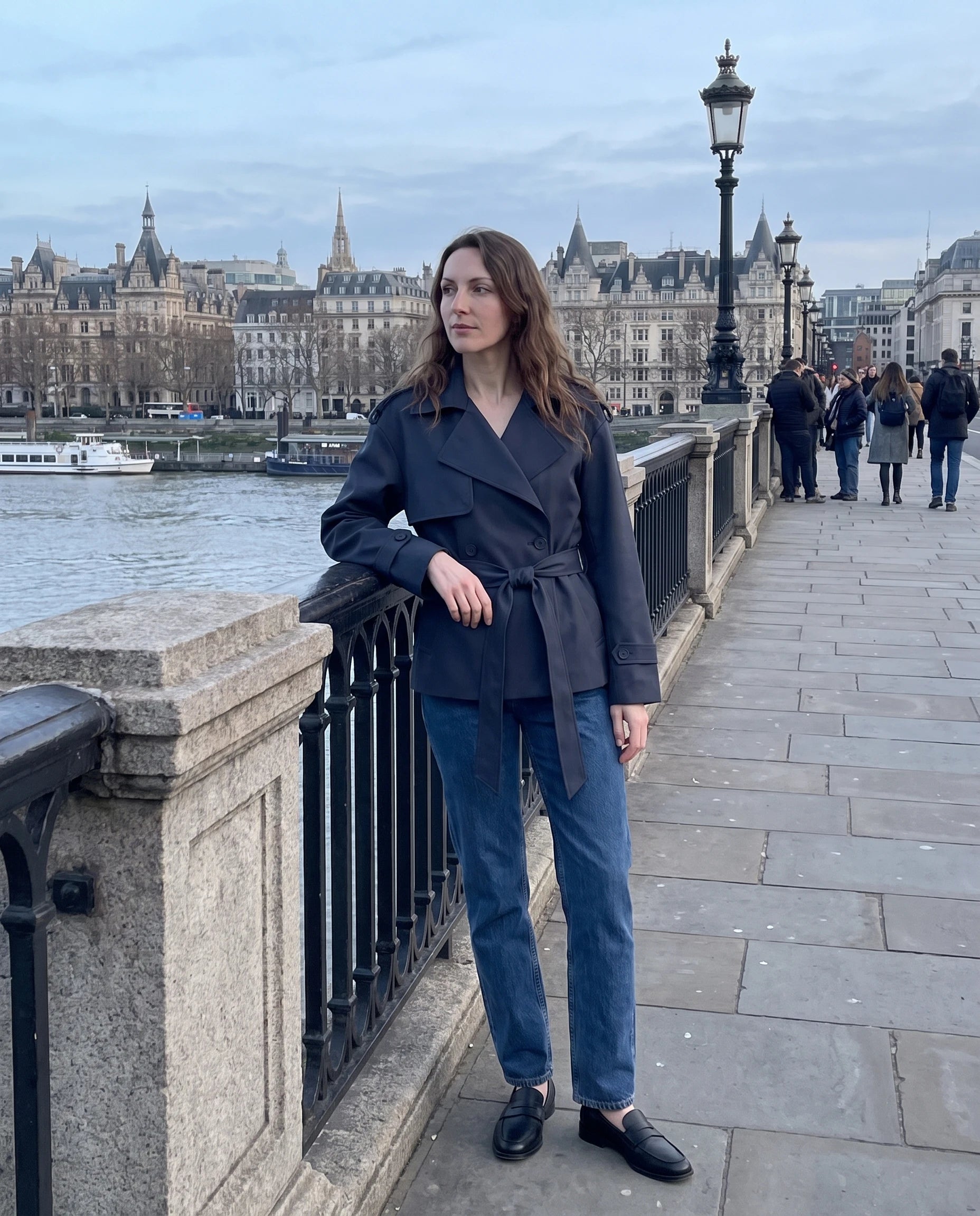 Trench court ceinturé Jehanne — portée en extérieur — coloris Bleu Marine