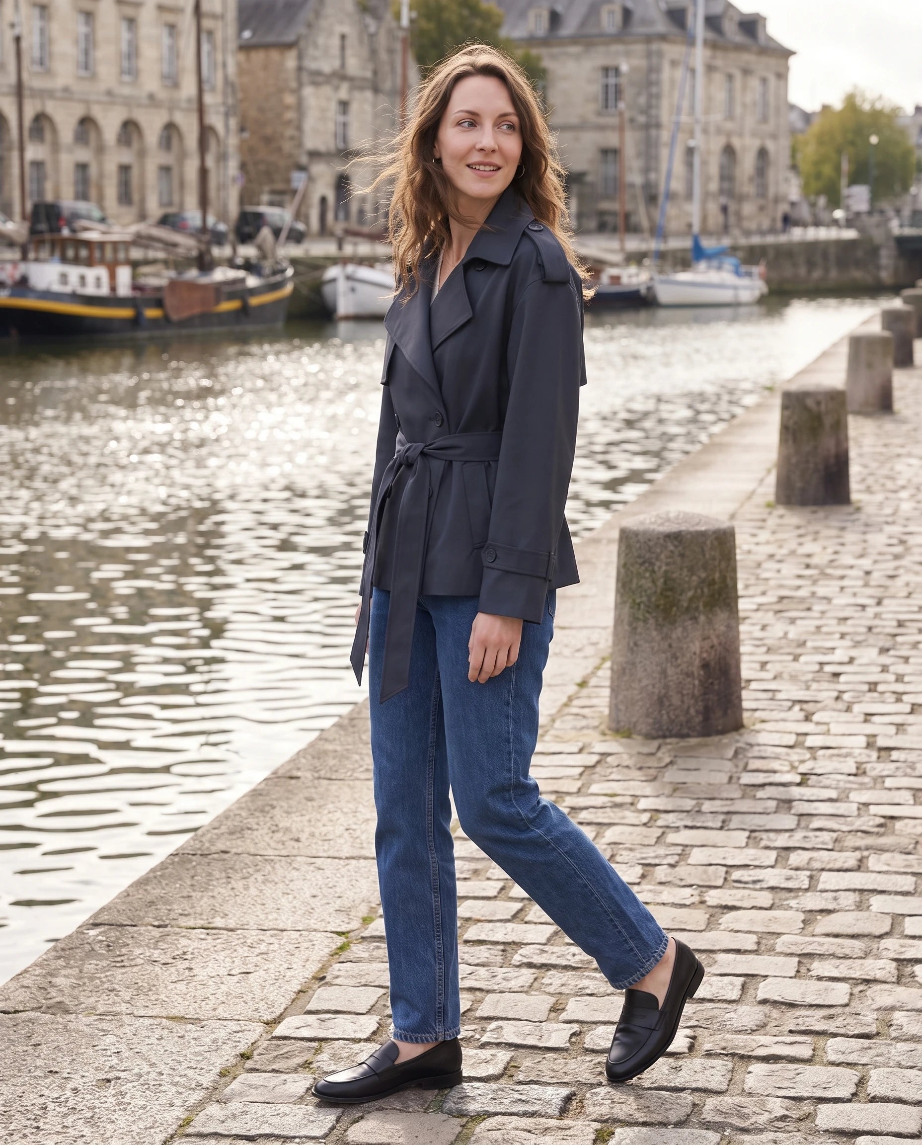 Trench court ceinturé Jehanne — portée en situation — coloris Bleu Marine