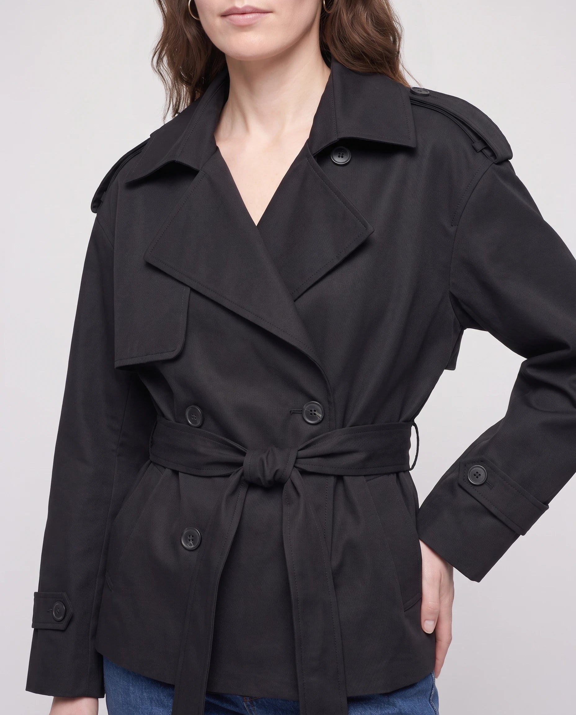Trench court ceinturé Jehanne — détail des revers et de la ceinture nouée — coloris Noir