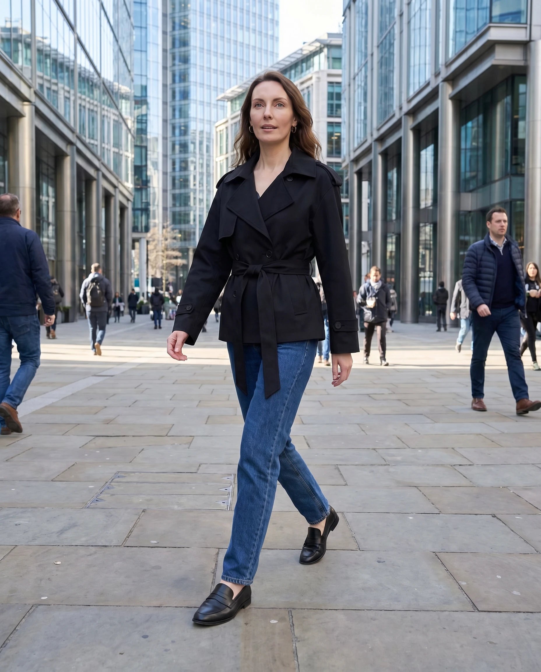 Trench court ceinturé Jehanne — portée en extérieur — coloris Noir