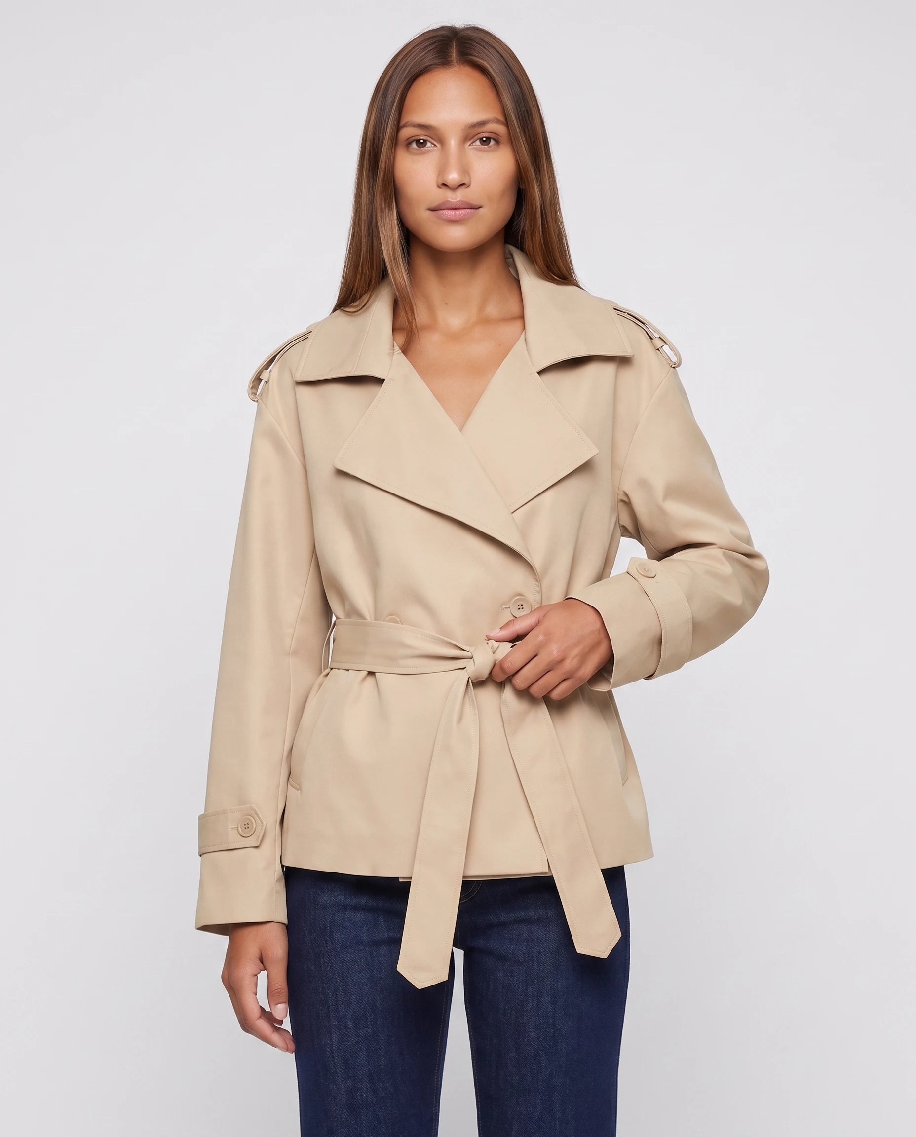 Trench court oversize beige Bettina, plan rapproché buste en studio