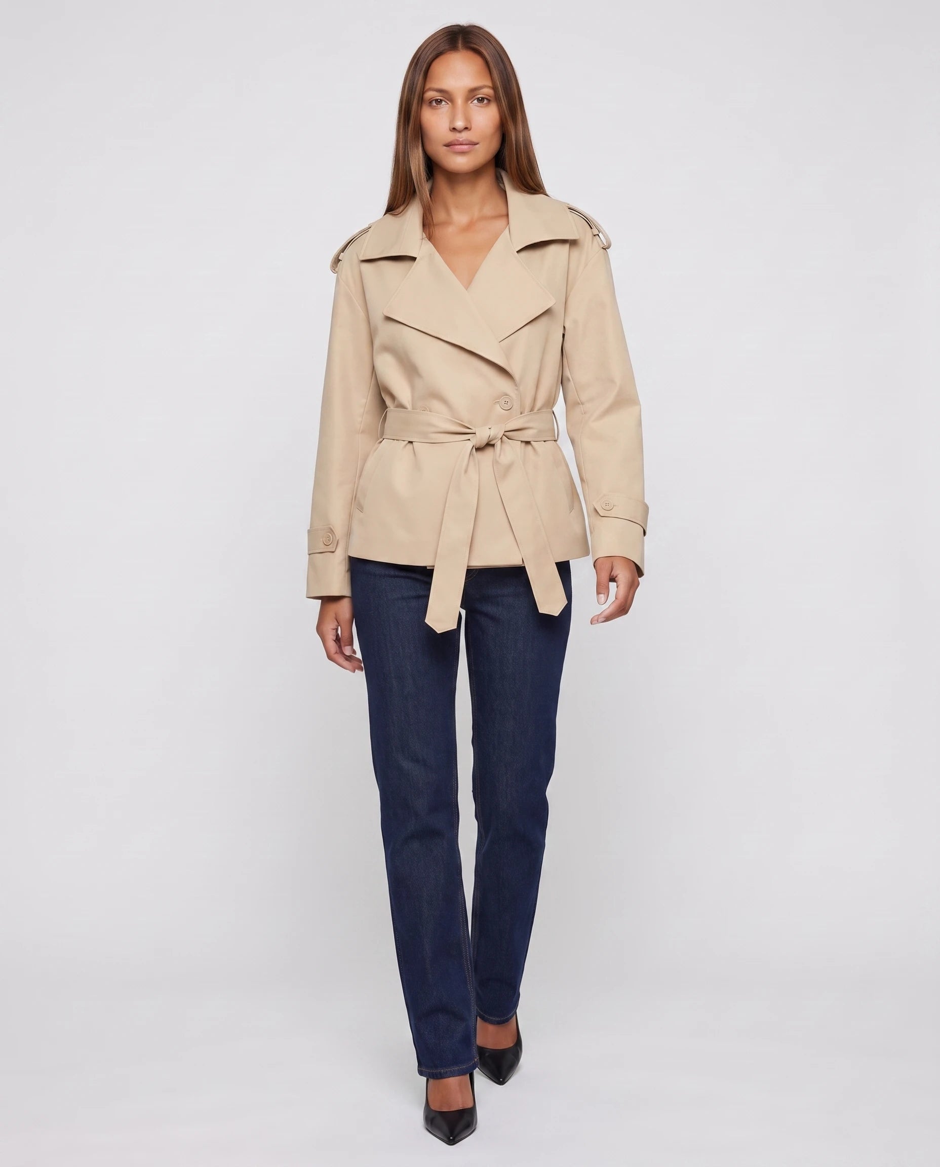 Trench court oversize beige Bettina, pose de marche en studio