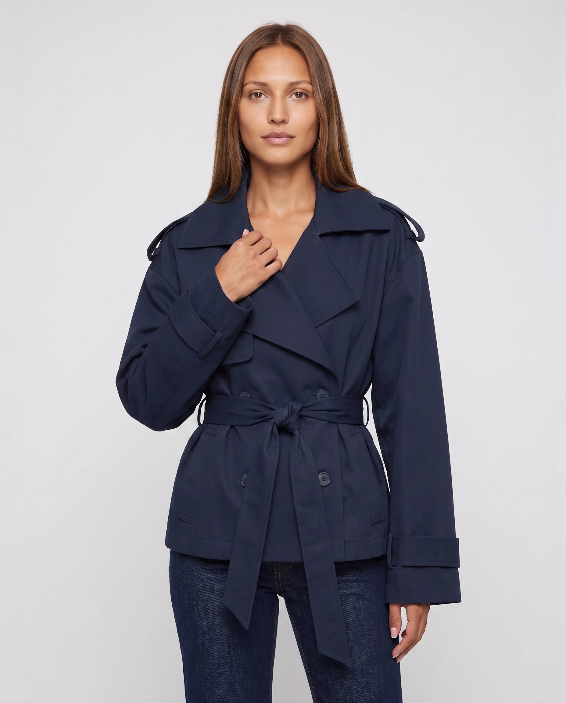 Trench court oversize bleu marine Bettina, plan rapproché buste en studio