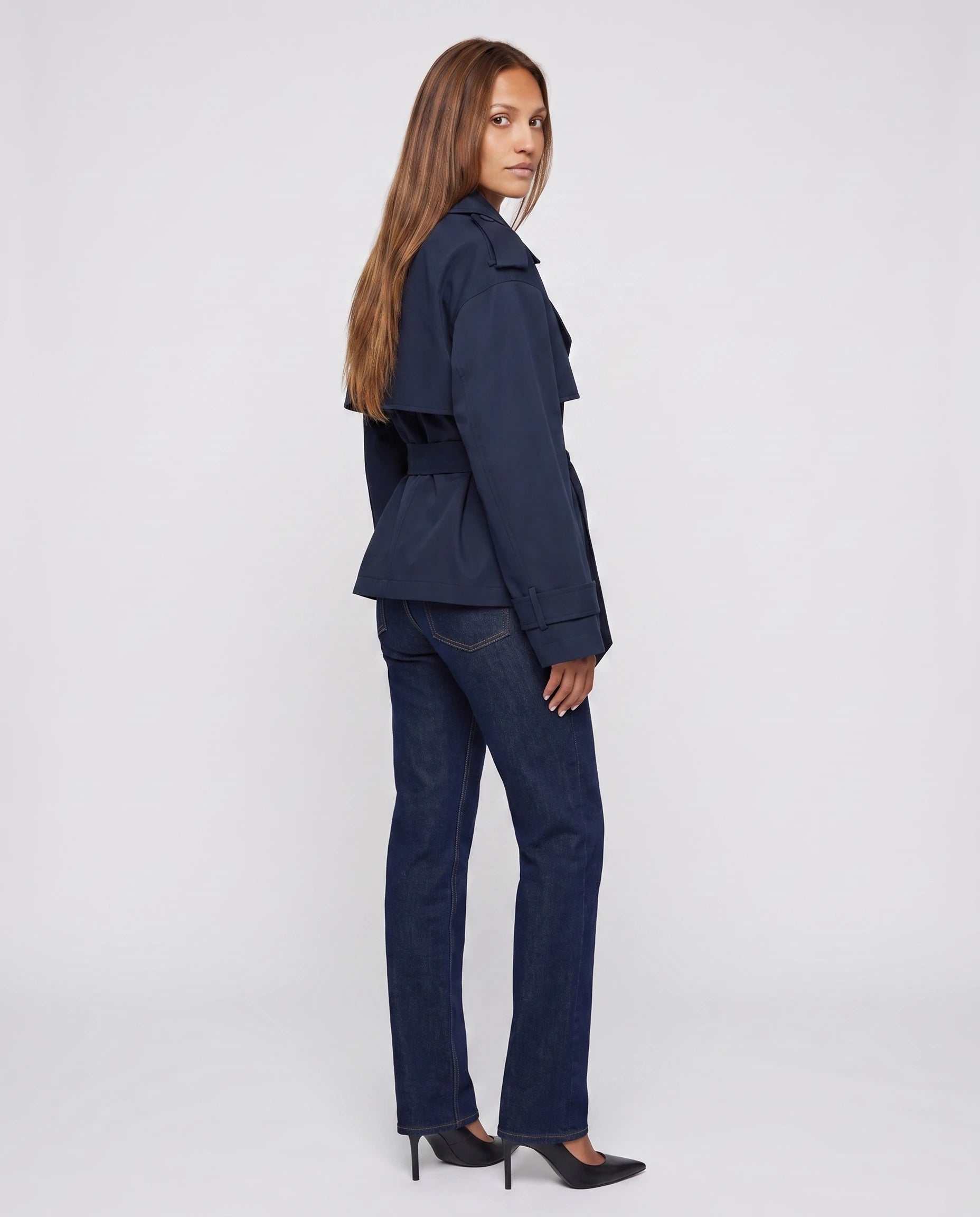 Trench court oversize bleu marine Bettina, vue de trois quarts en studio