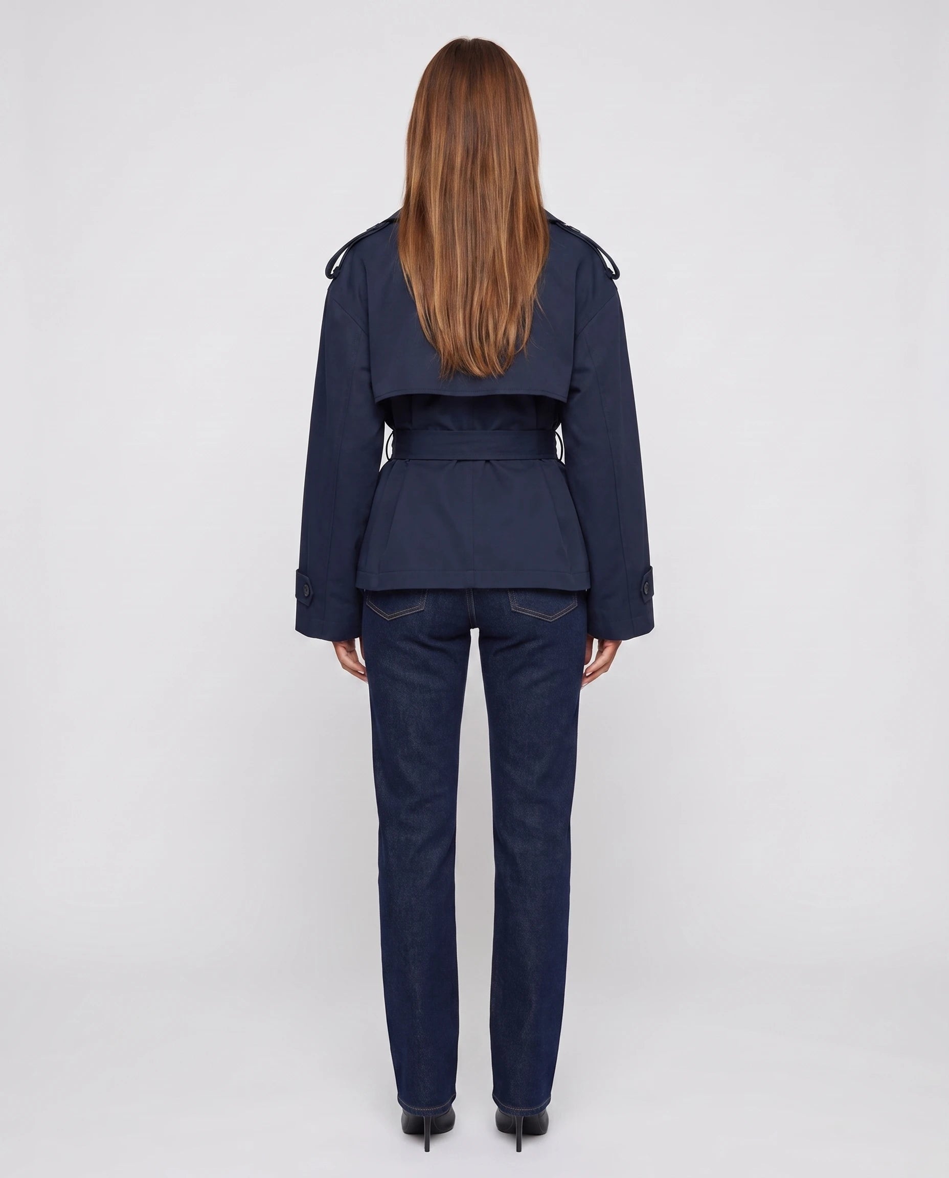 Trench court oversize bleu marine Bettina, vue de dos en studio