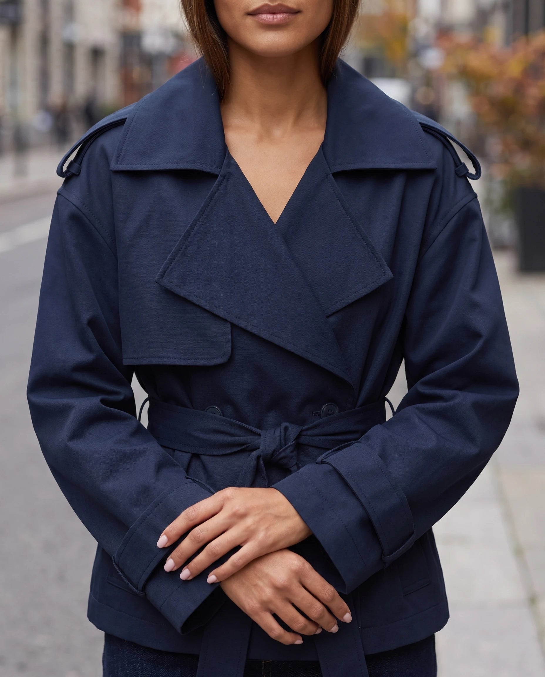 Trench court oversize bleu marine Bettina, détail des revers XXL et de la ceinture