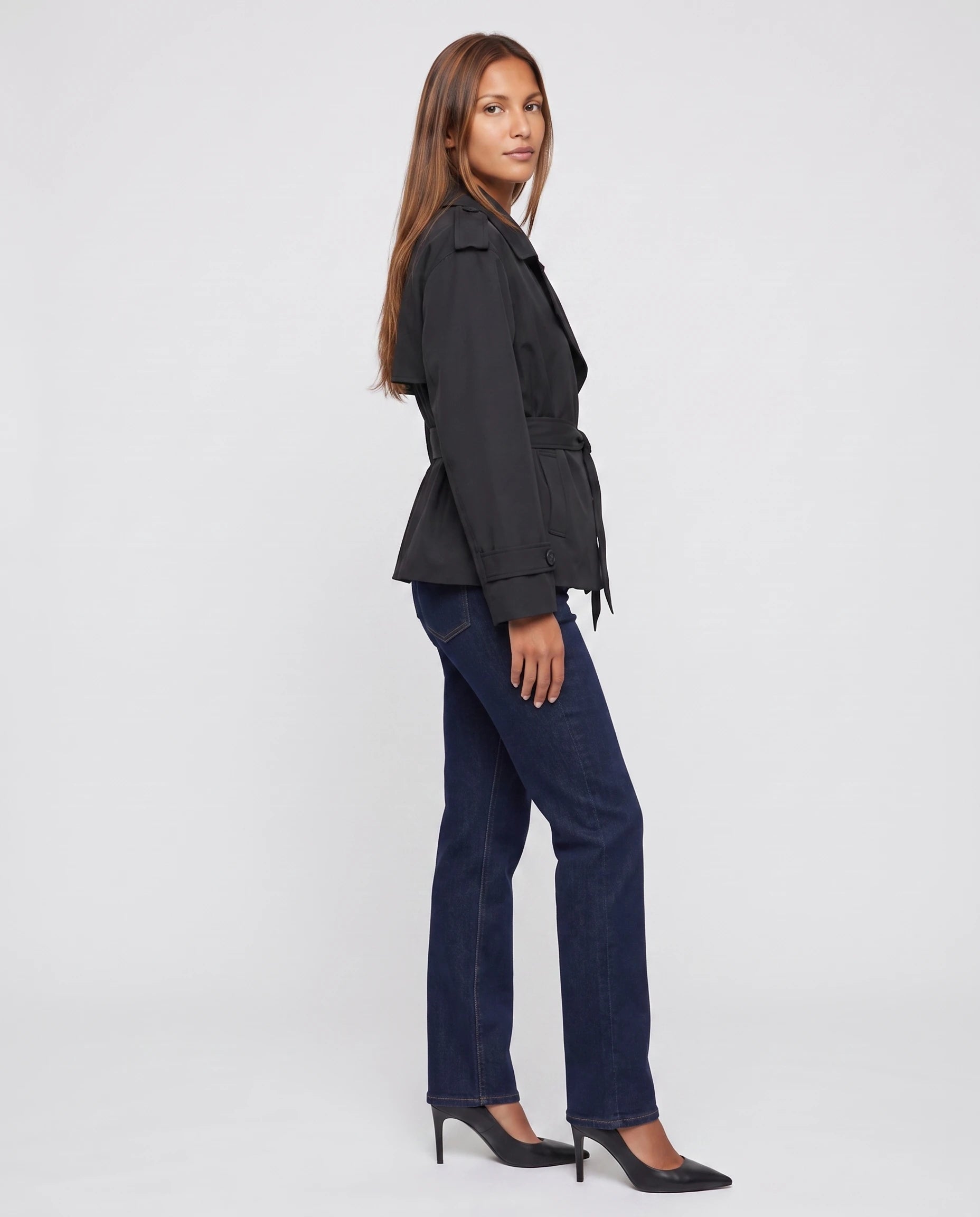 Trench court oversize noir Bettina, pose profil en studio