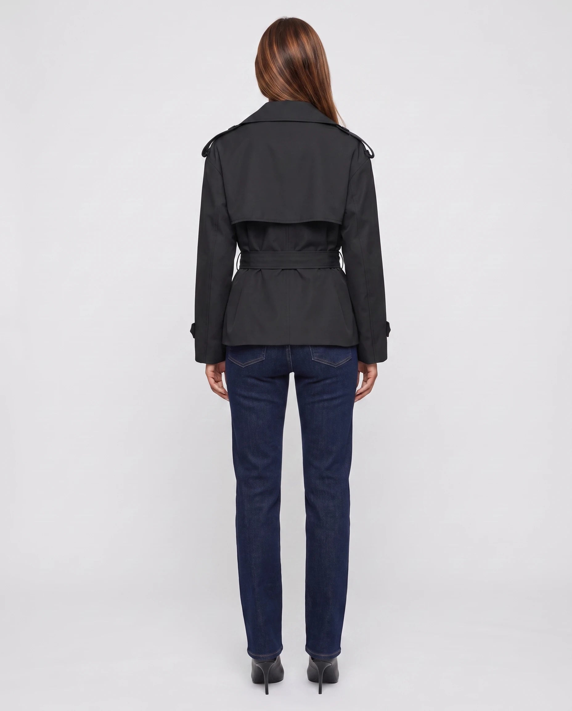 Trench court oversize noir Bettina, vue de dos en studio