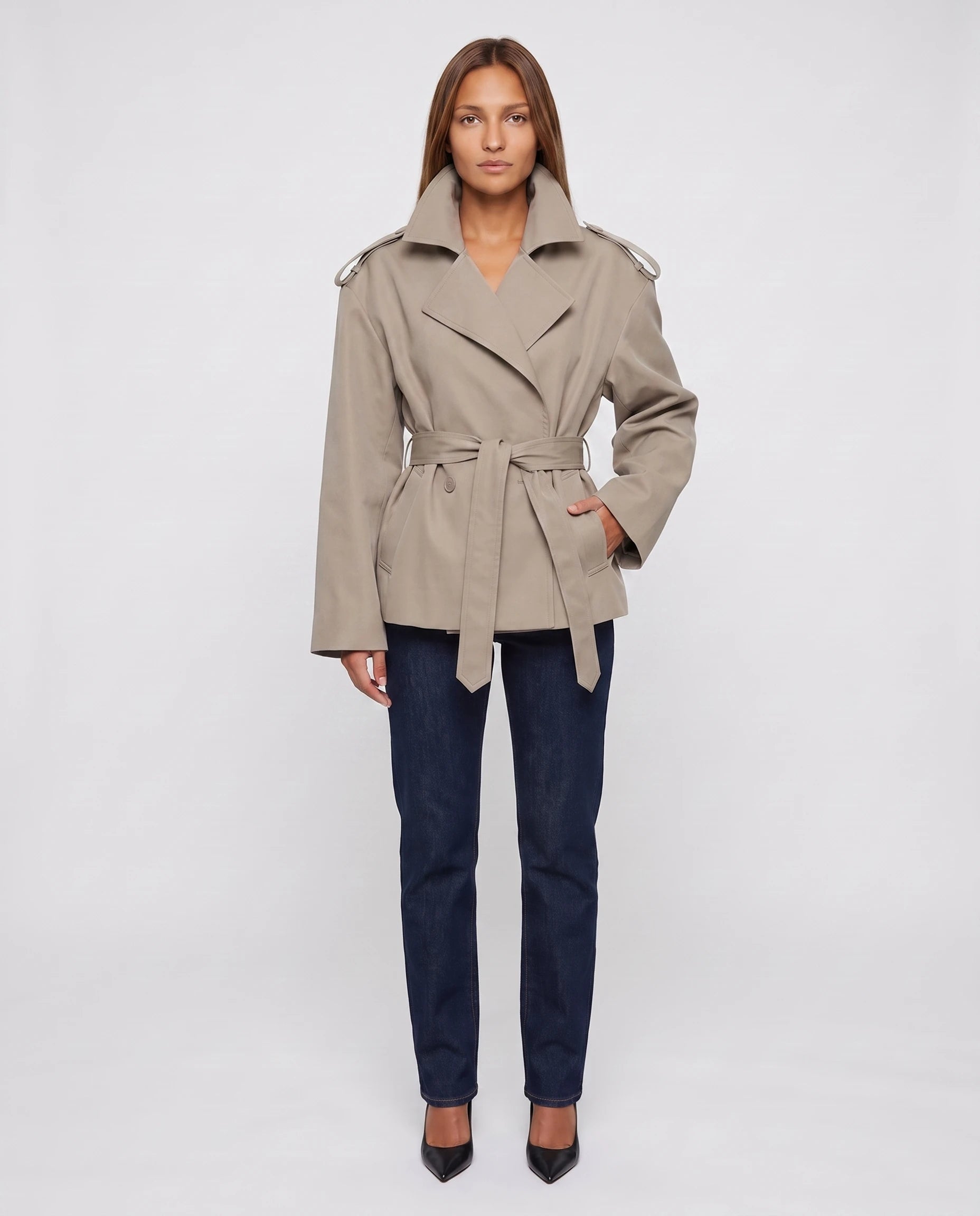Trench court oversize taupe Bettina, col relevé, vue de face en studio