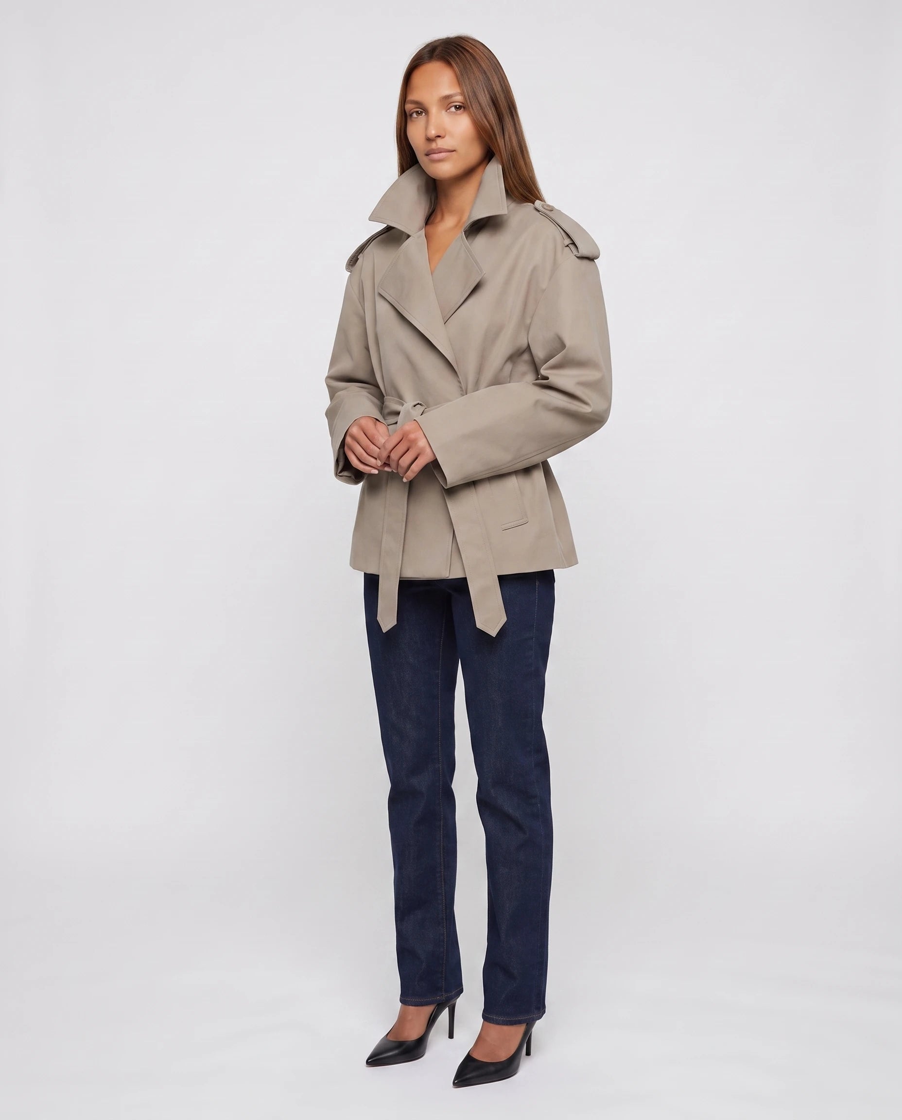 Trench court oversize taupe Bettina, pose studio mains croisées