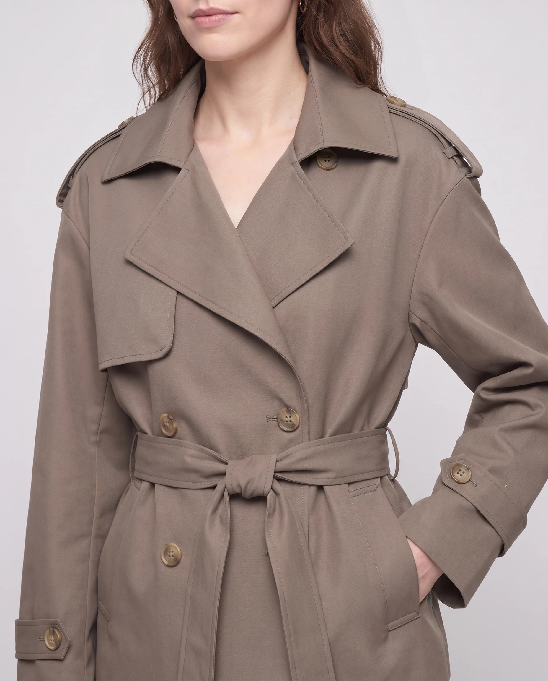 Trench court ceinturé Jehanne — détail des revers et de la ceinture nouée — coloris Taupe