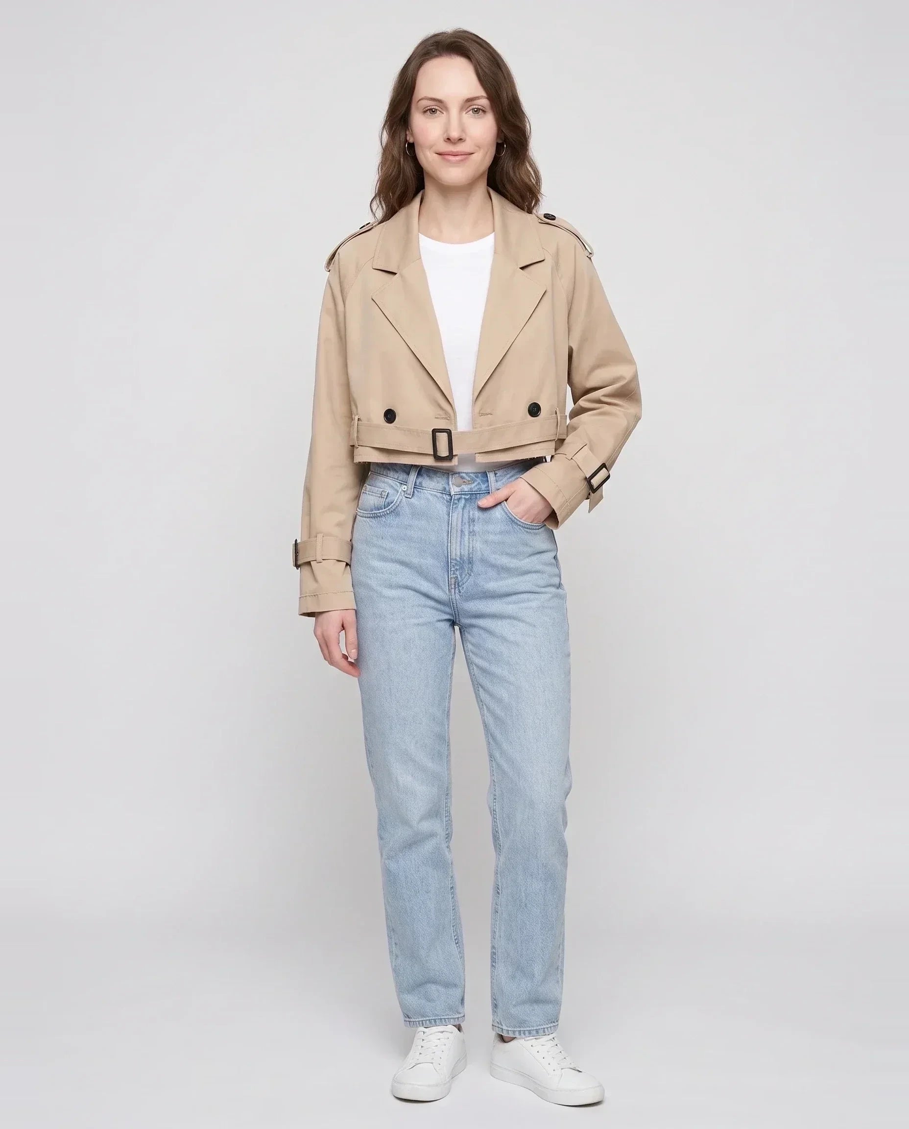 Trench cropped beige à boucles contrastées Berthille, vue de face en studio