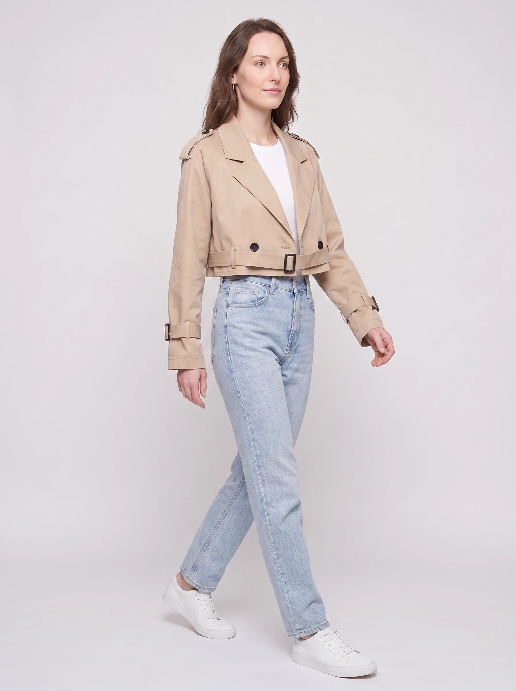Trench cropped beige Berthille, vue de trois quarts en studio