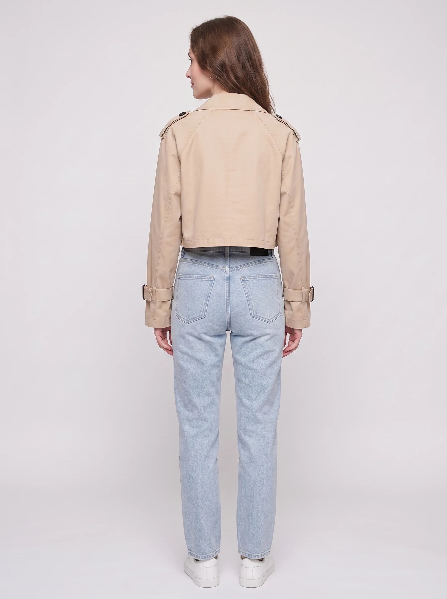 Trench cropped beige Berthille, vue de dos en studio