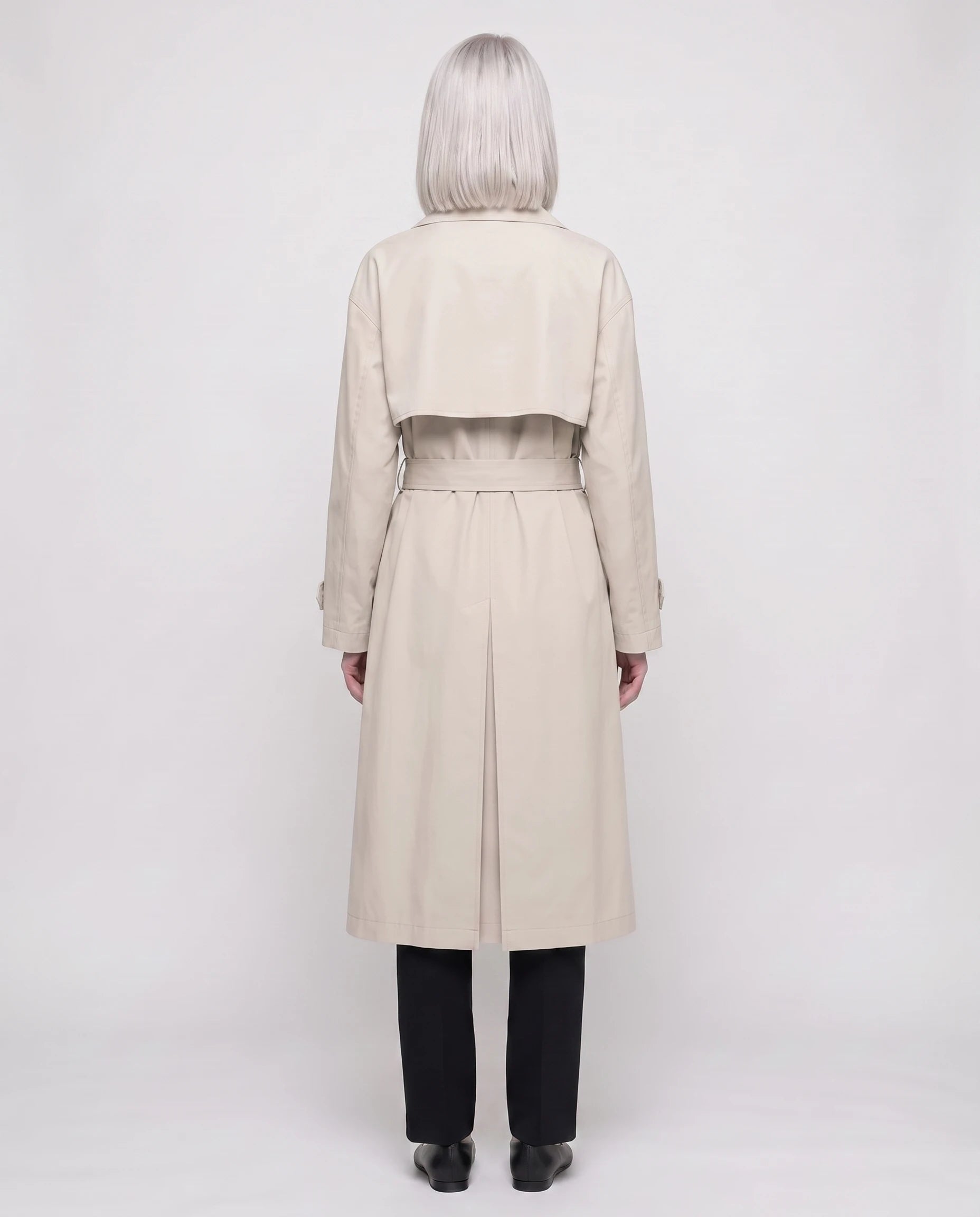Trench long ample beige Angèle, vue de dos en studio