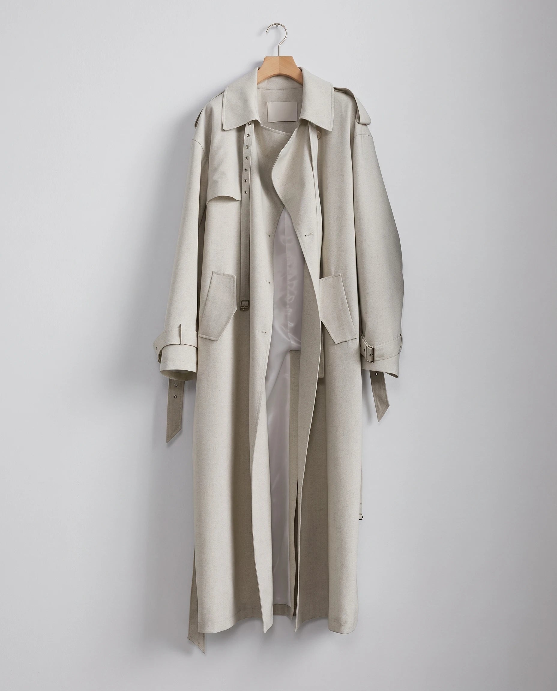 Trench long fluide écru Judith, packshot sur cintre