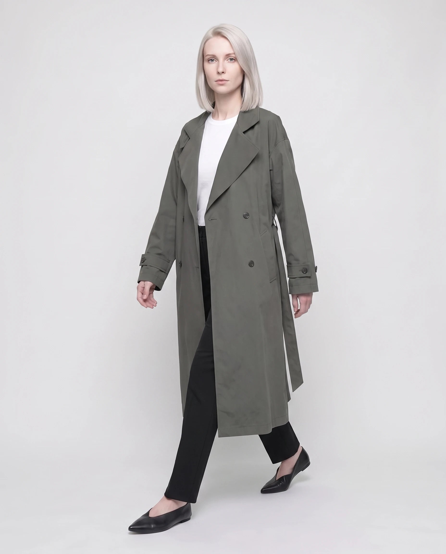 Trench long ample gris vert Angèle, porté ouvert, vue de face en studio