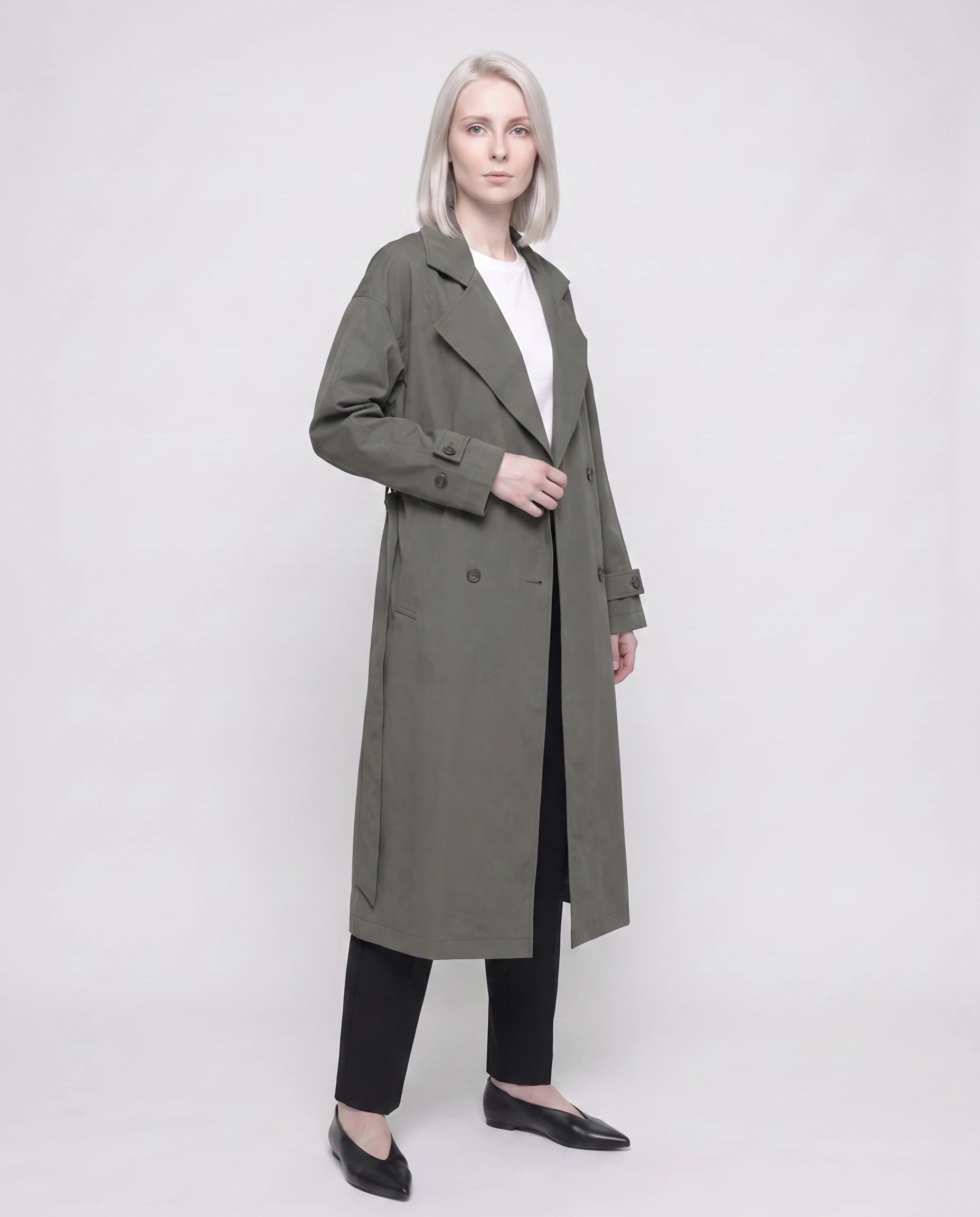 Trench long ample gris vert Angèle, vue de trois quarts en studio