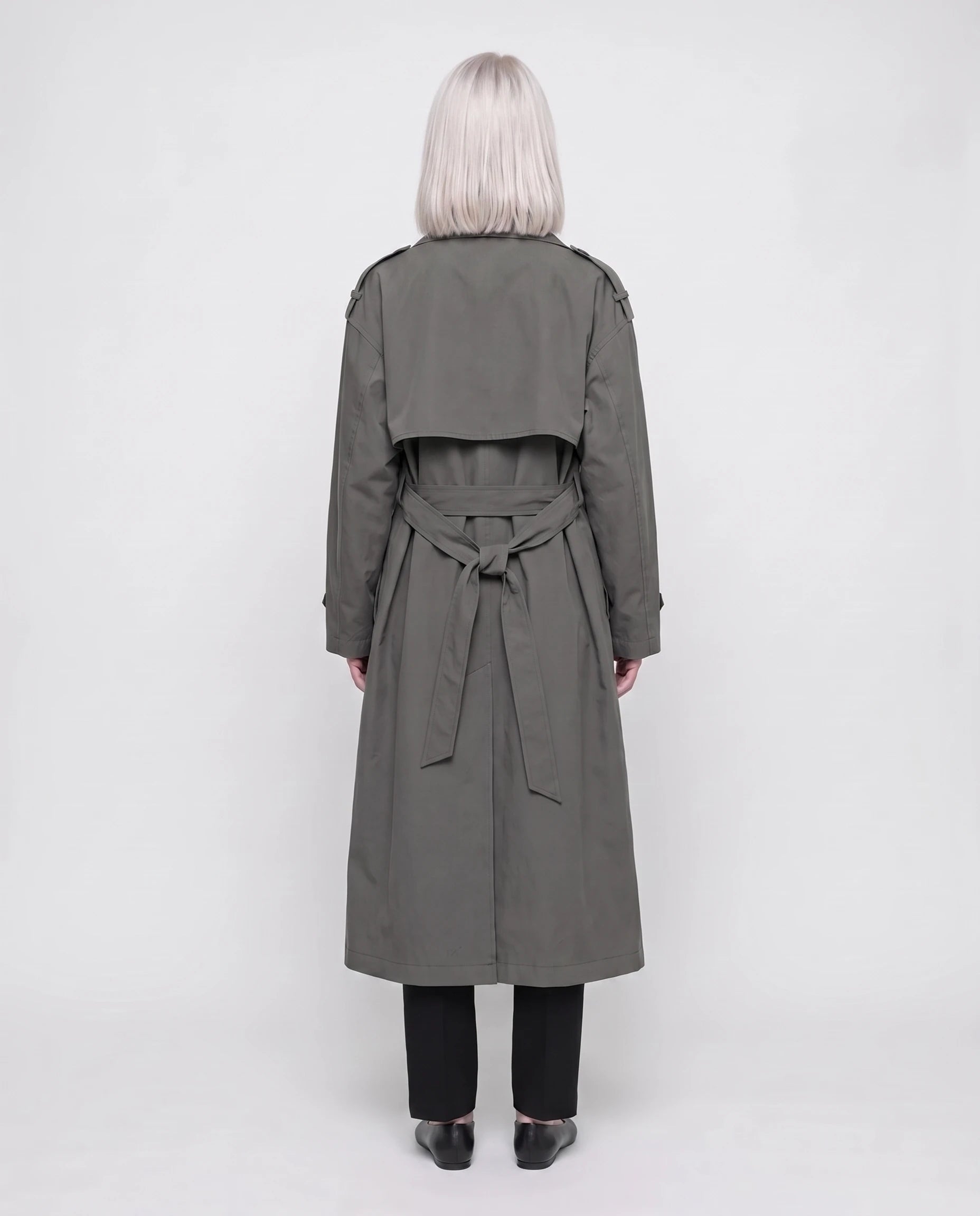 Trench long ample gris vert Angèle, vue de dos en studio