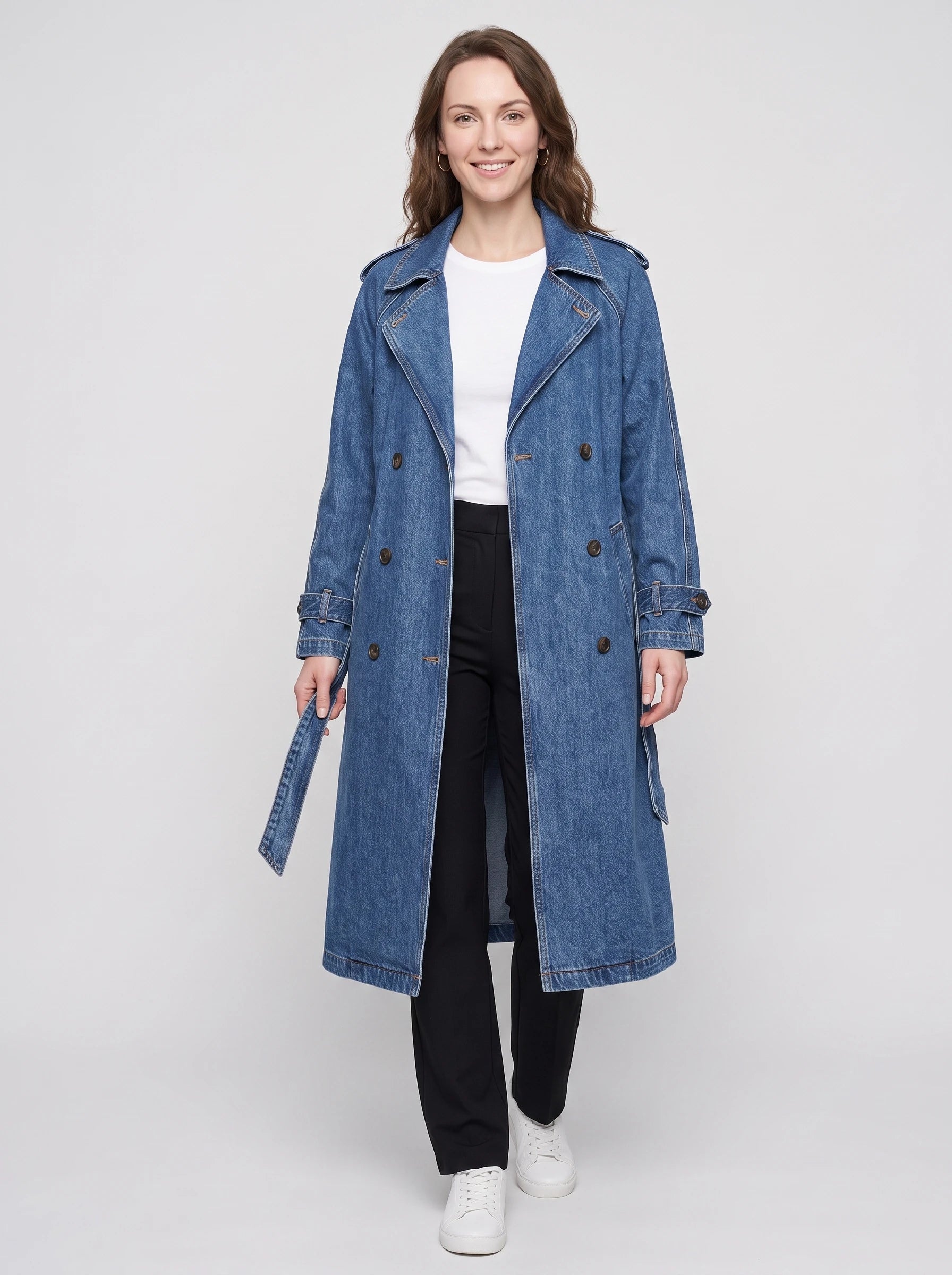 Trench long en jean bleu denim Noélie, vue de face en studio
