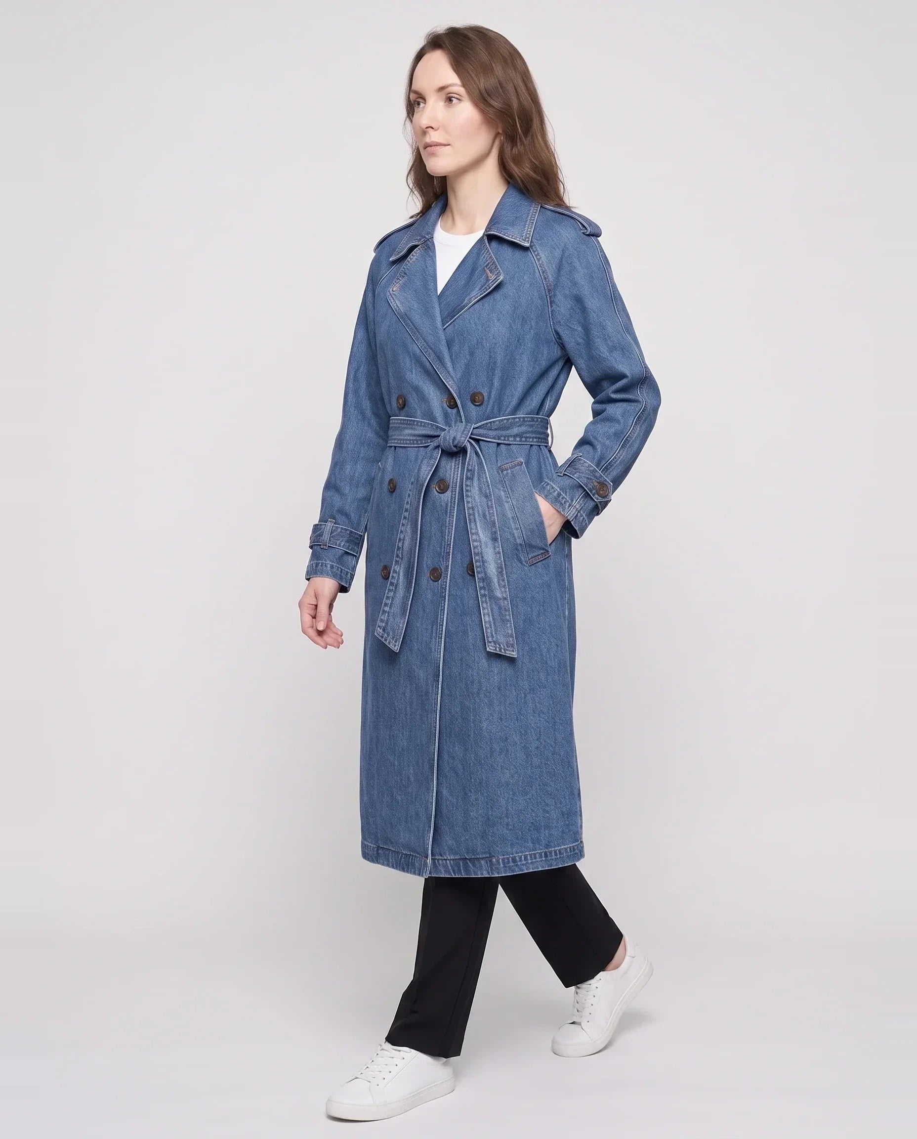 Trench long en jean bleu denim Noélie ceinturé, vue de trois quarts en studio