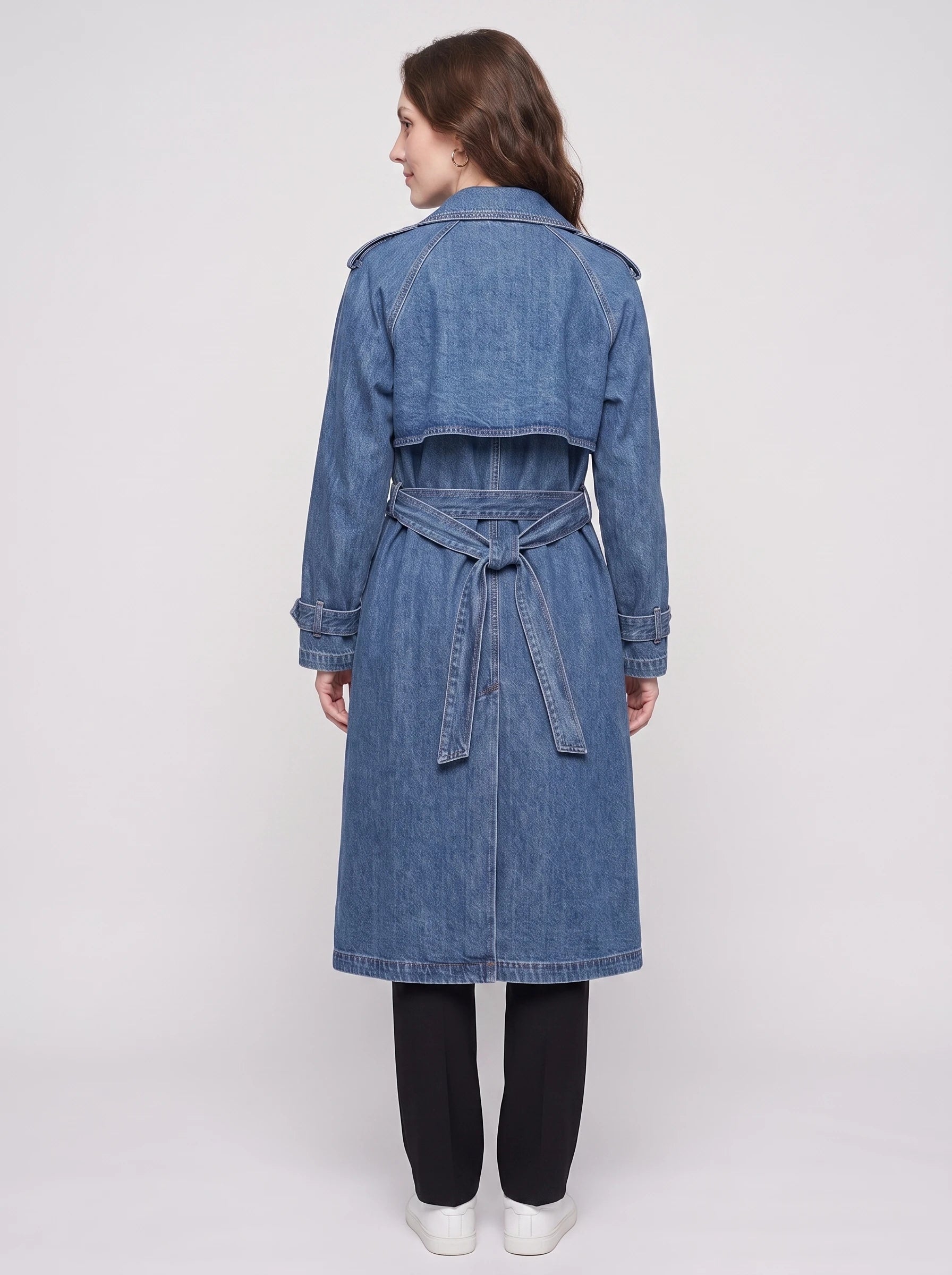 Trench long en jean bleu denim Noélie, vue de dos avec rabat tempête