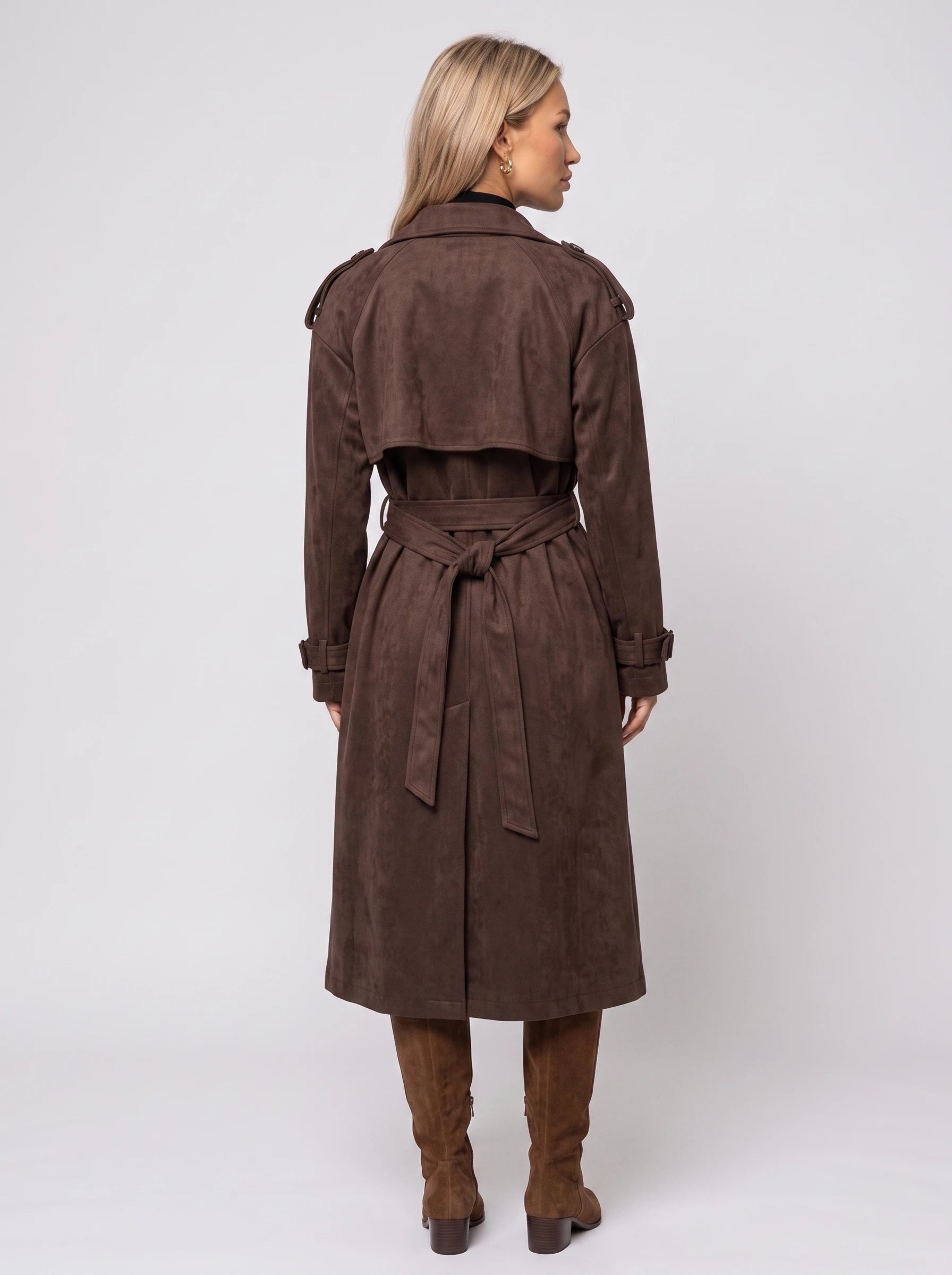Trench long en suédine marron Odile, vue de dos en studio