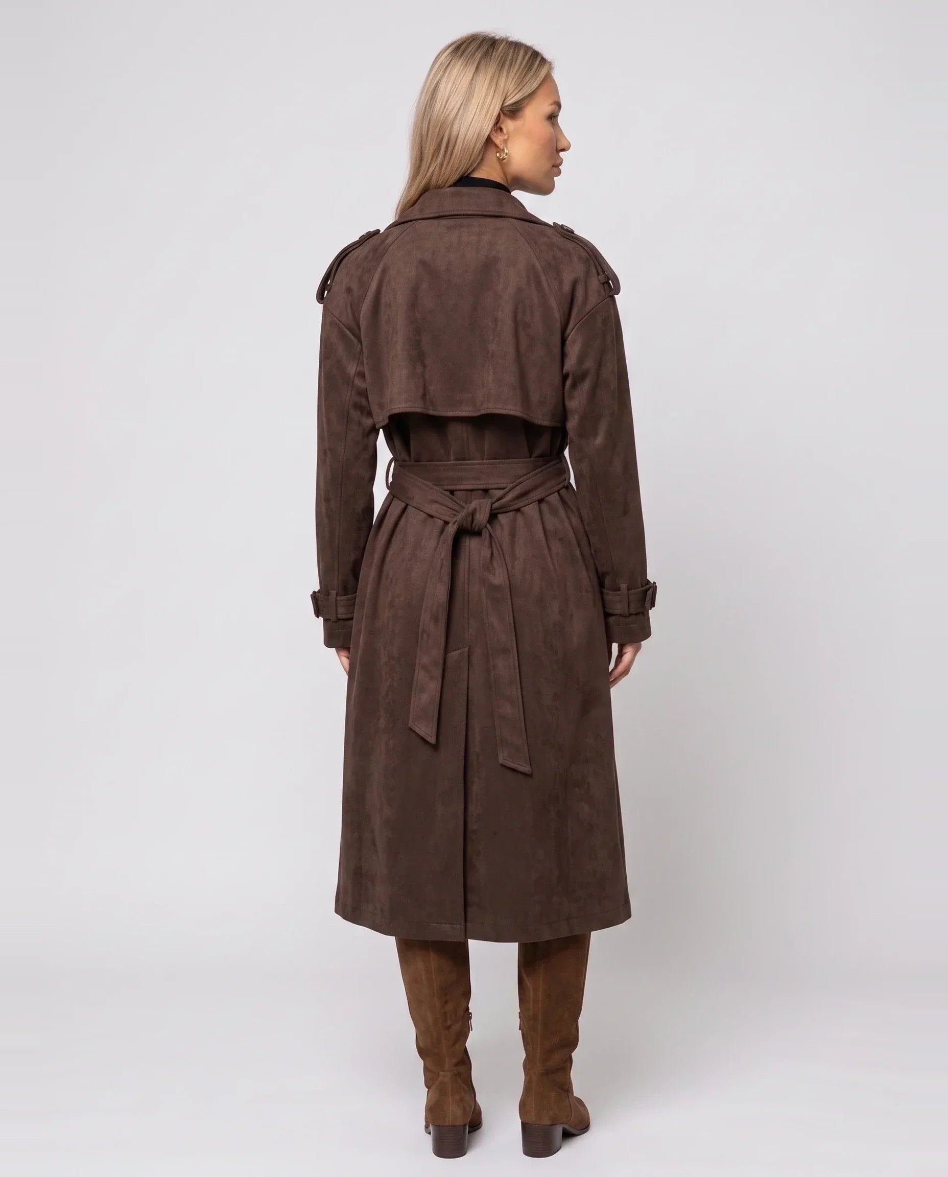 Trench long en suédine marron Odile, vue de dos en studio