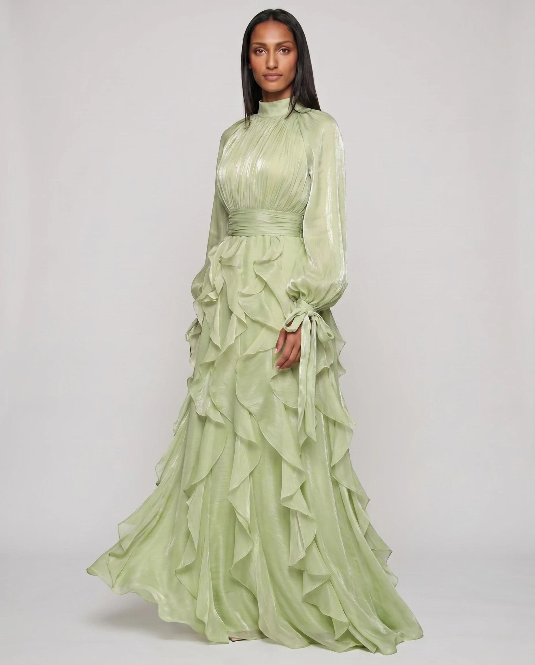 Robe de soiree longue a volants vert sauge studio trois-quart