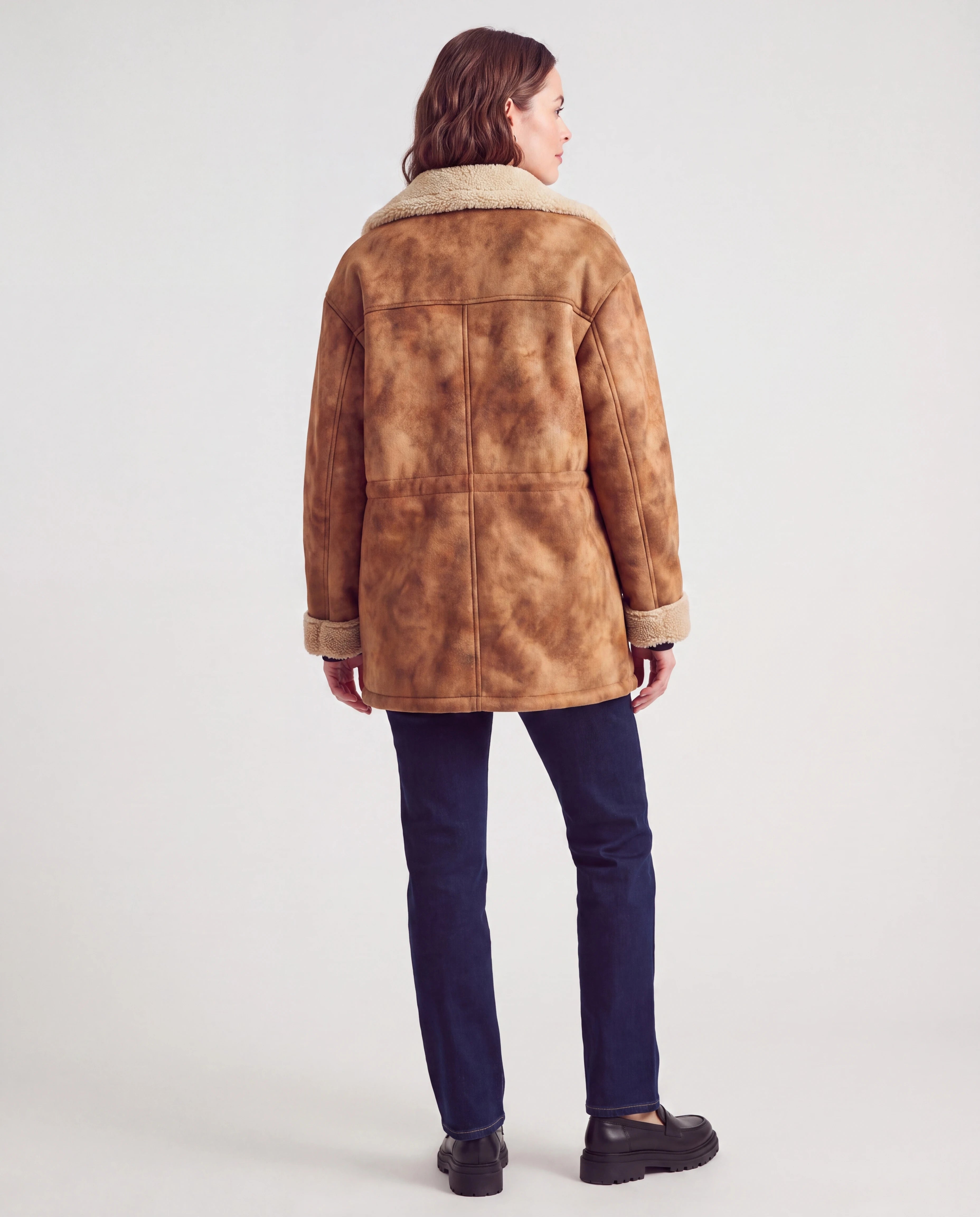 Veste aviateur réversible en sherpa caramel vieilli Christiane, vue de dos en studio
