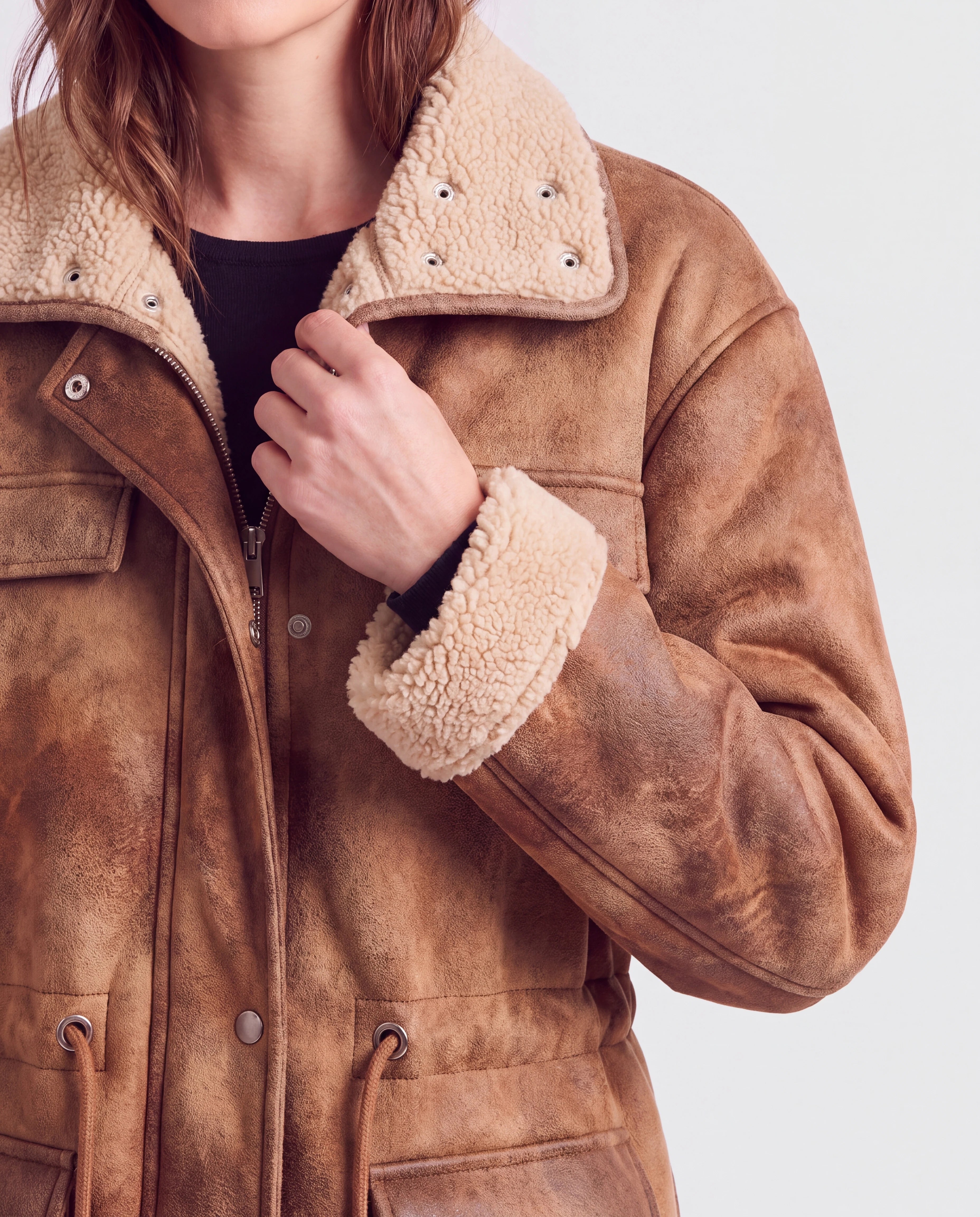 Veste aviateur réversible en sherpa Christiane, détail du col doublé sherpa, du poignet retroussé et du cordon de taille